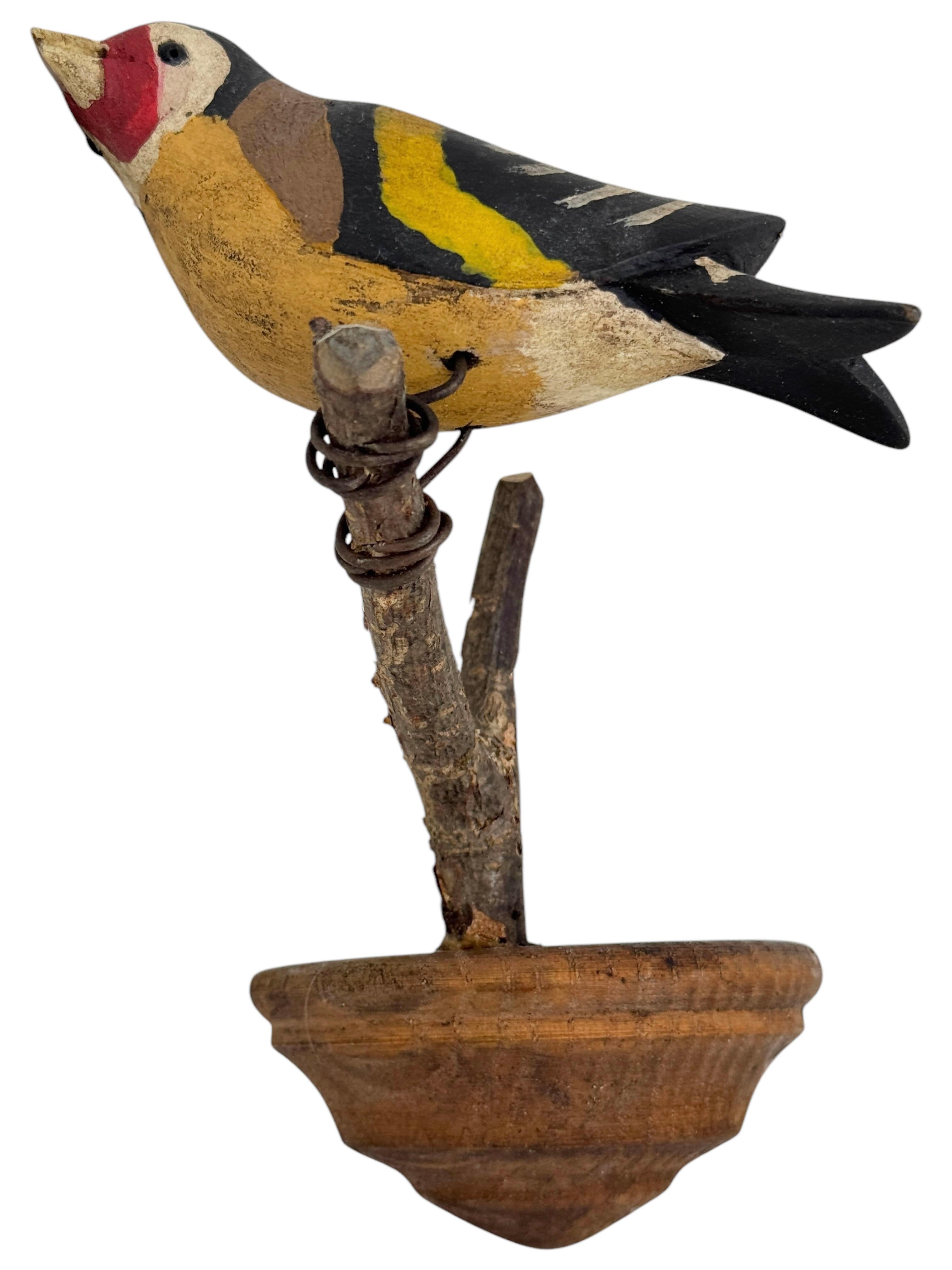 Ein schöner österreichischer Vogel aus dem frühen 20. Jahrhundert, aus Holz geschnitzt und auf einem Ständer zum Aufhängen montiert. Die Tradition dieser in Österreich 