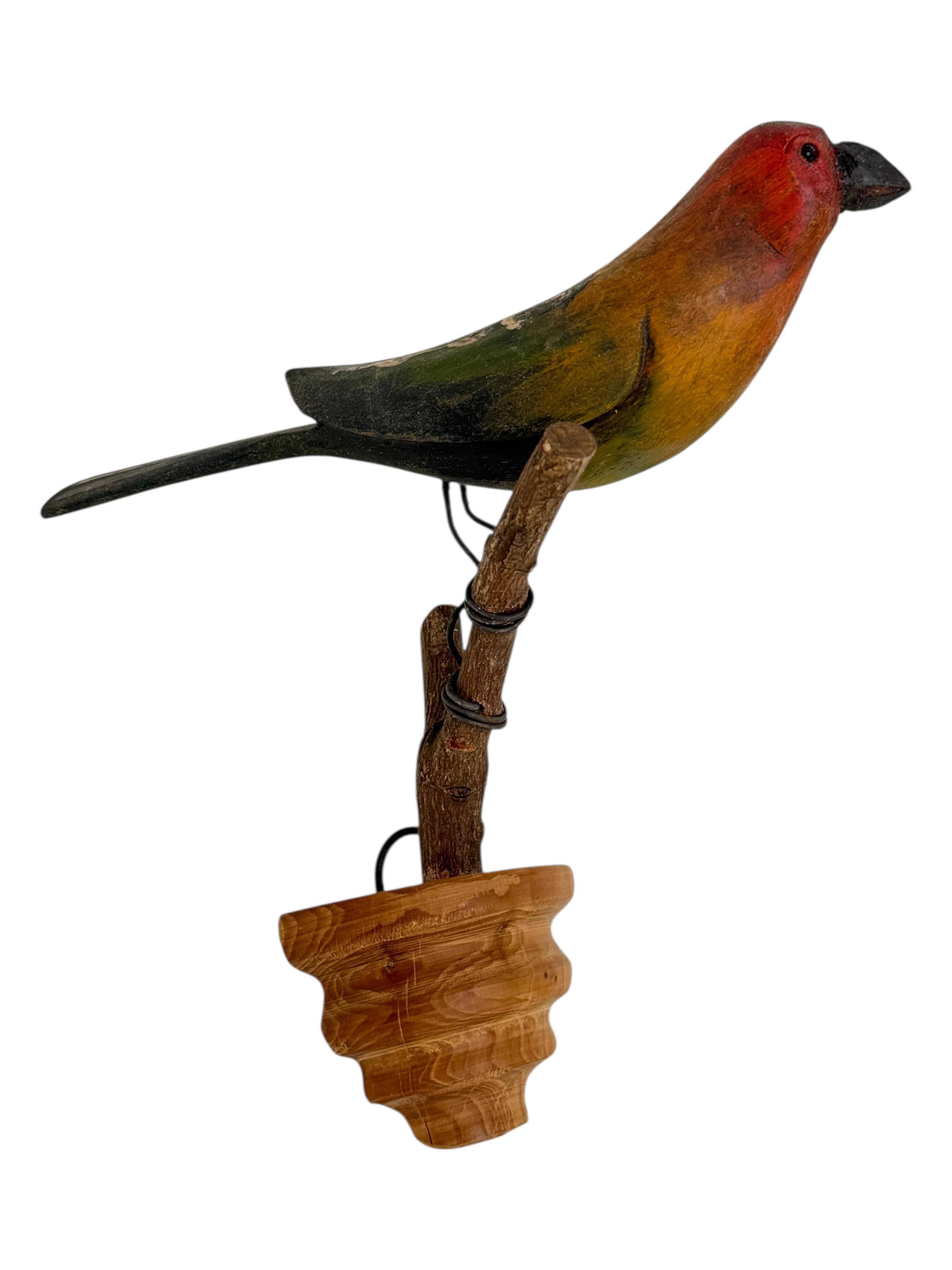 Un bellissimo uccello austriaco in legno intagliato dell'inizio del XX secolo, montato su un supporto da appendere. La tradizione di questi uccelli in Austria, chiamati 