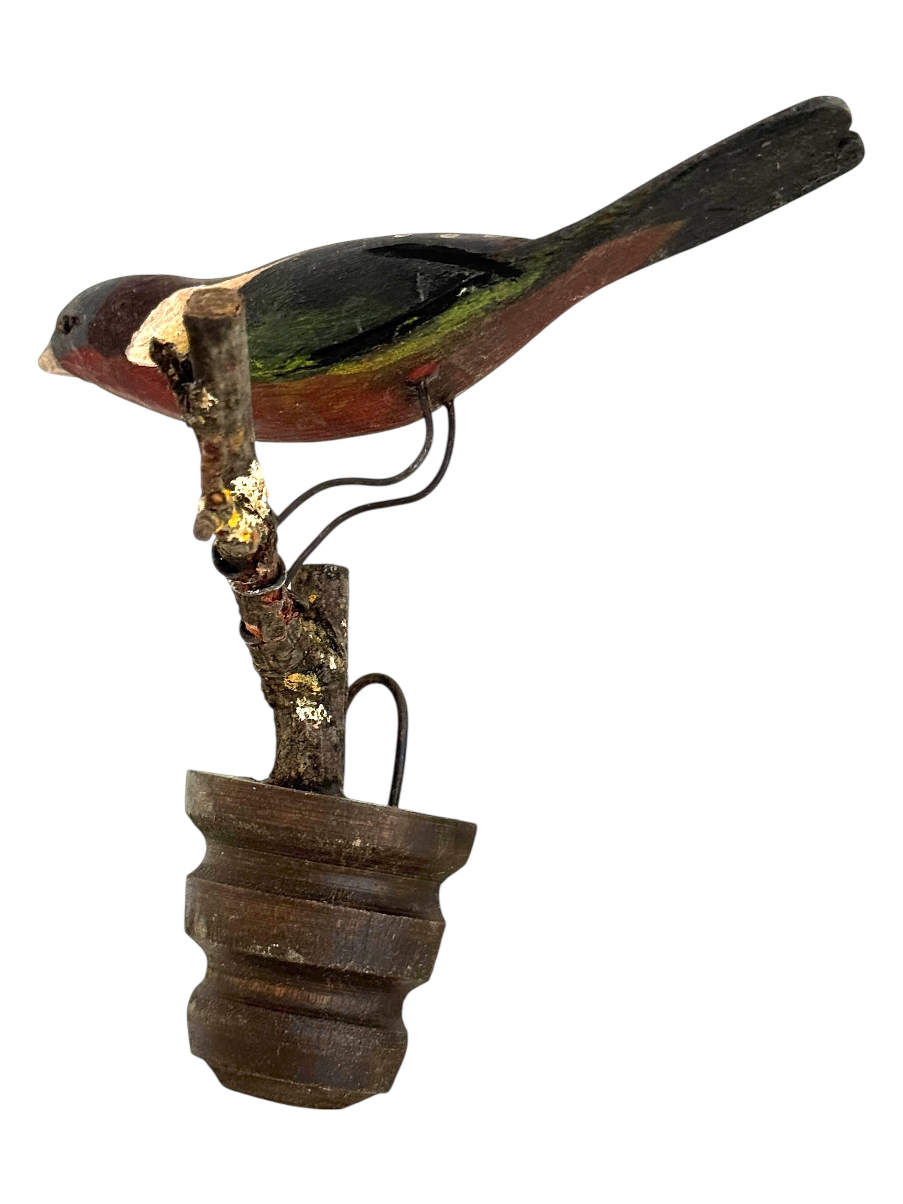 Un bellissimo uccello austriaco in legno intagliato dell'inizio del XX secolo, montato su un supporto da appendere. La tradizione di questi uccelli in Austria, chiamati 
