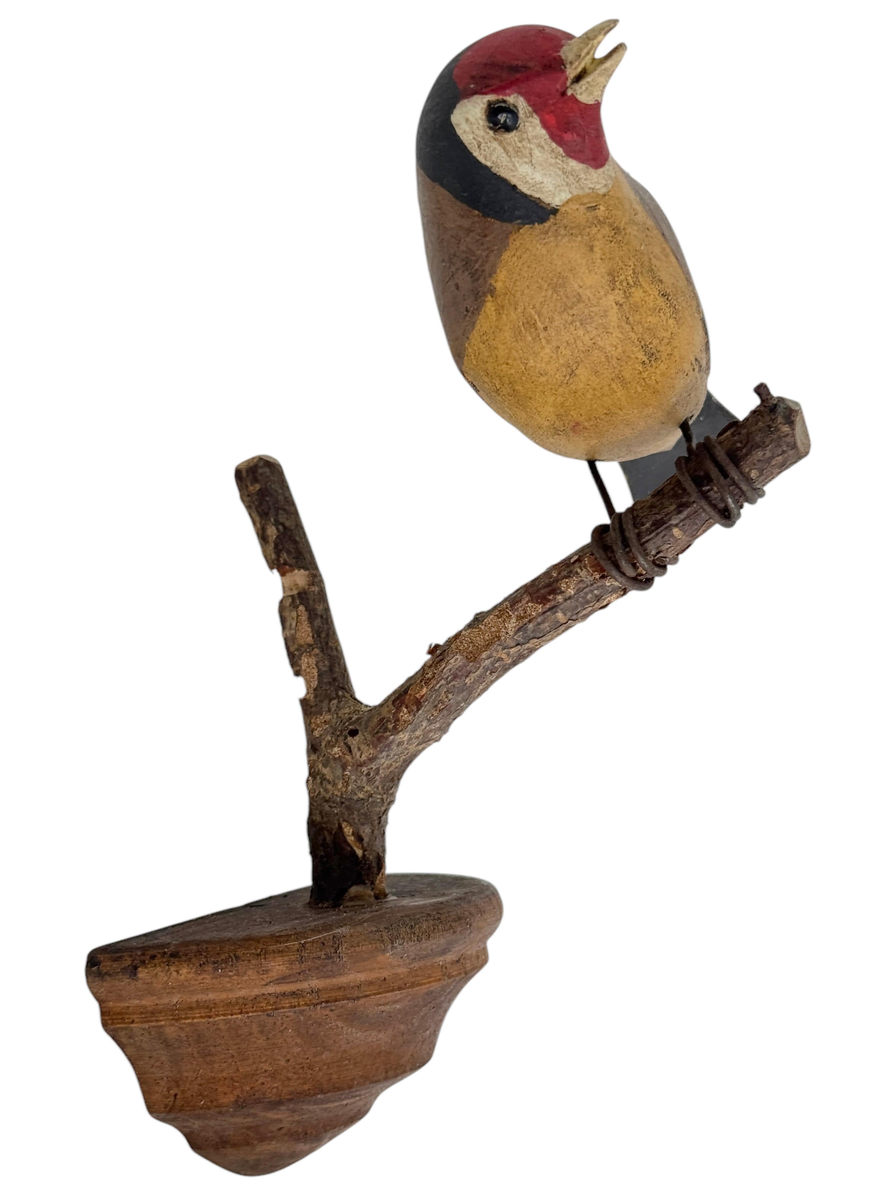 Schöner Vichtauer handgeschnitzter Holzvogel, Schwarzwälder Volkskunst, Österreich, 1910er Jahre (Schwarzwald) im Angebot
