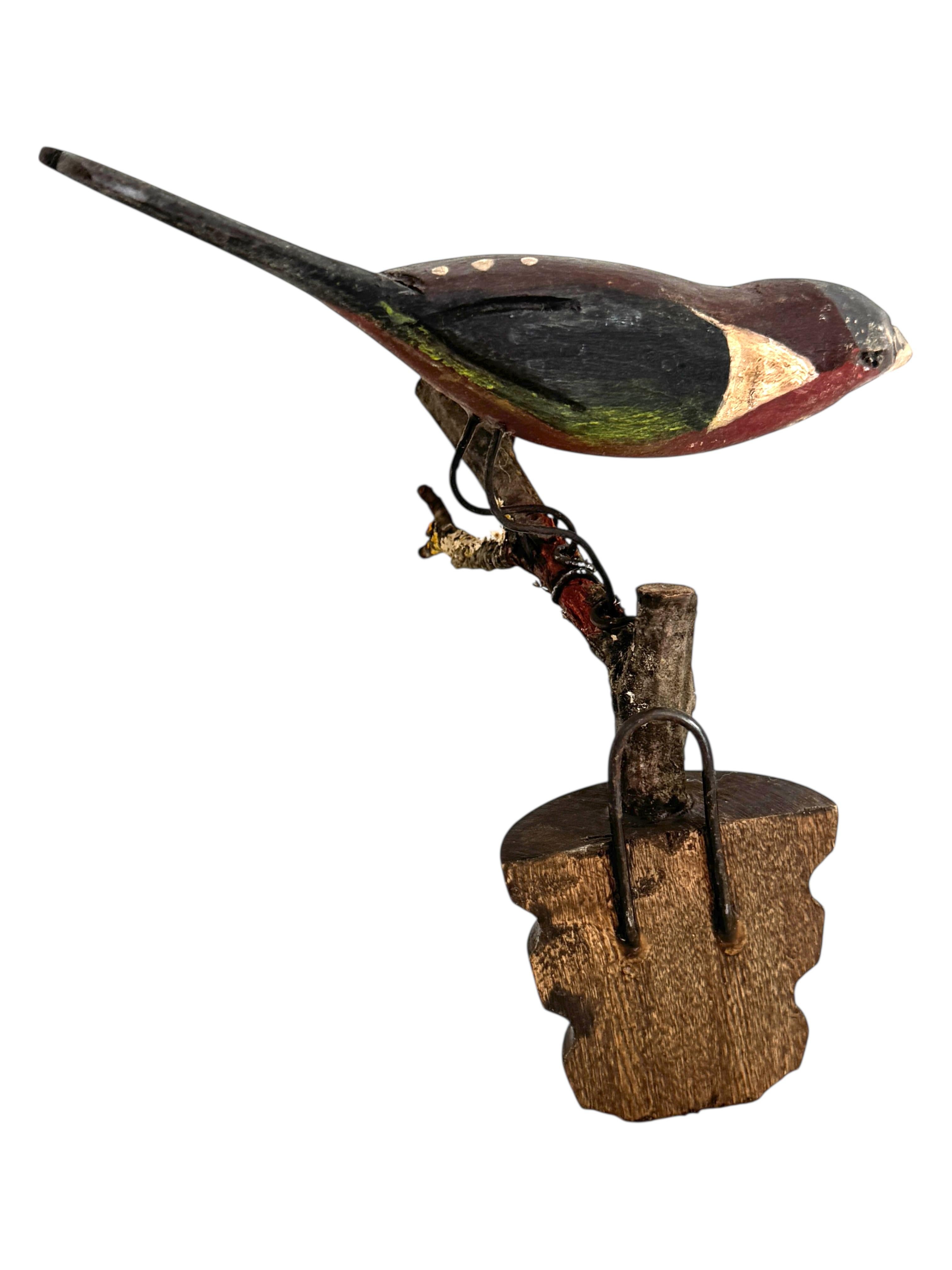 Austriaco Bellissimo uccello in legno intagliato a mano Vichtauer, Black Forest Folk Art, Austria, anni '1910 in vendita