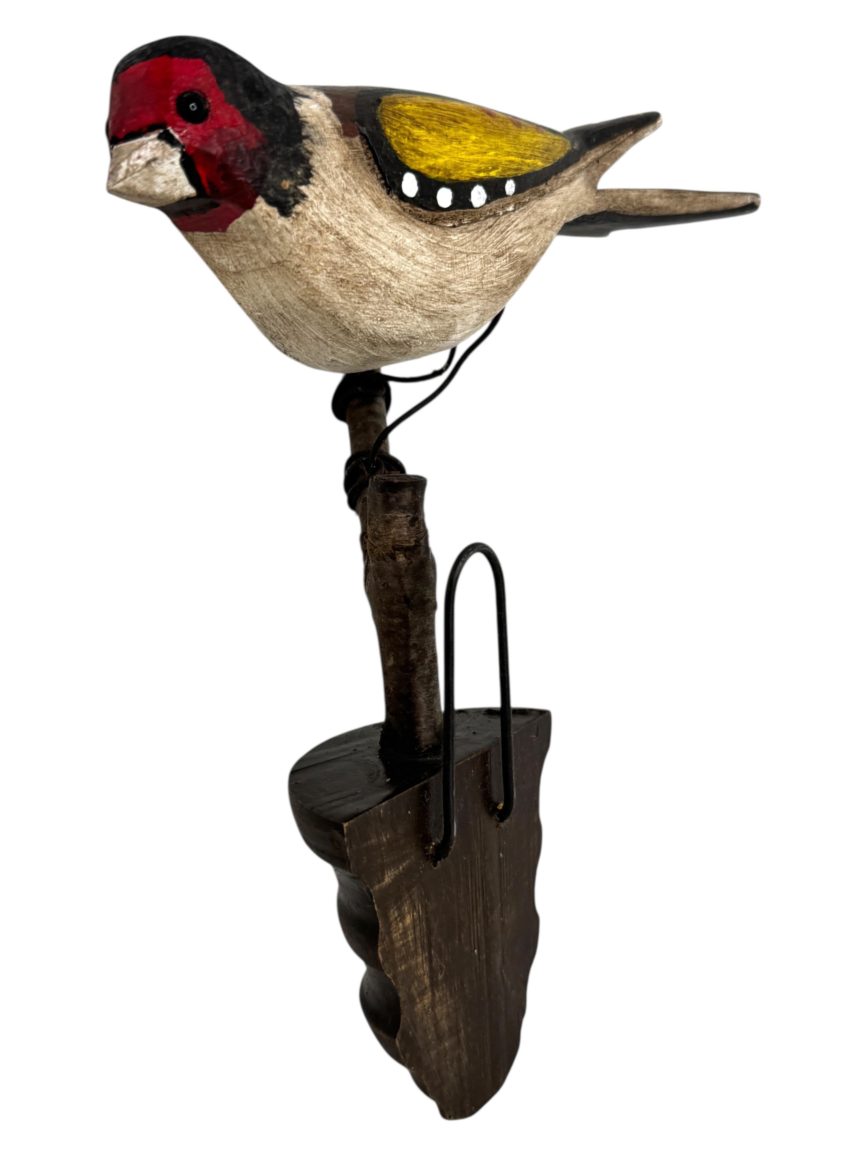 Austriaco Bellissimo uccello in legno intagliato a mano Vichtauer, Black Forest Folk Art, Austria, anni '1910 in vendita