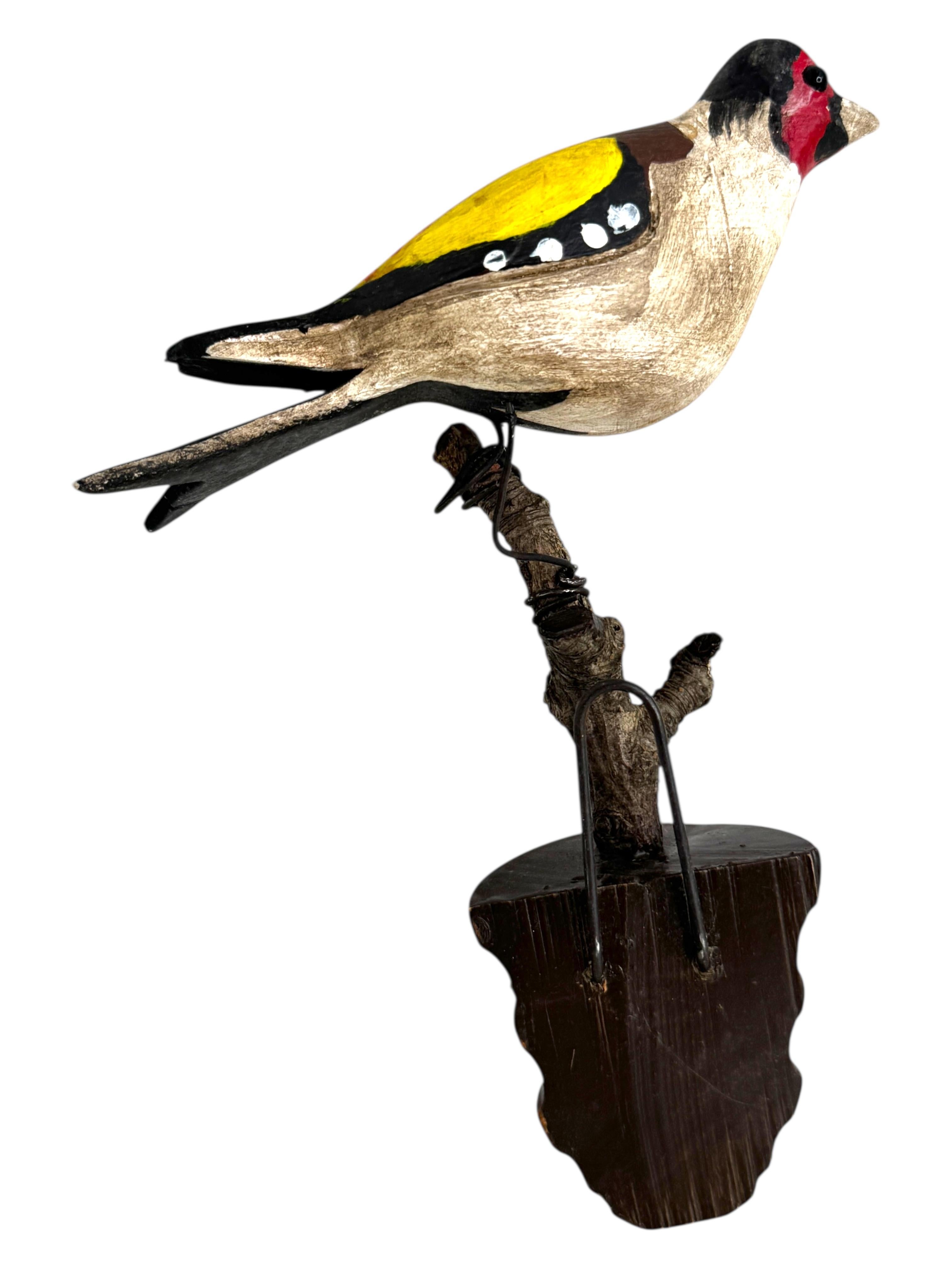 Austriaco Bellissimo uccello in legno intagliato a mano Vichtauer, Black Forest Folk Art, Austria, anni '1910 in vendita