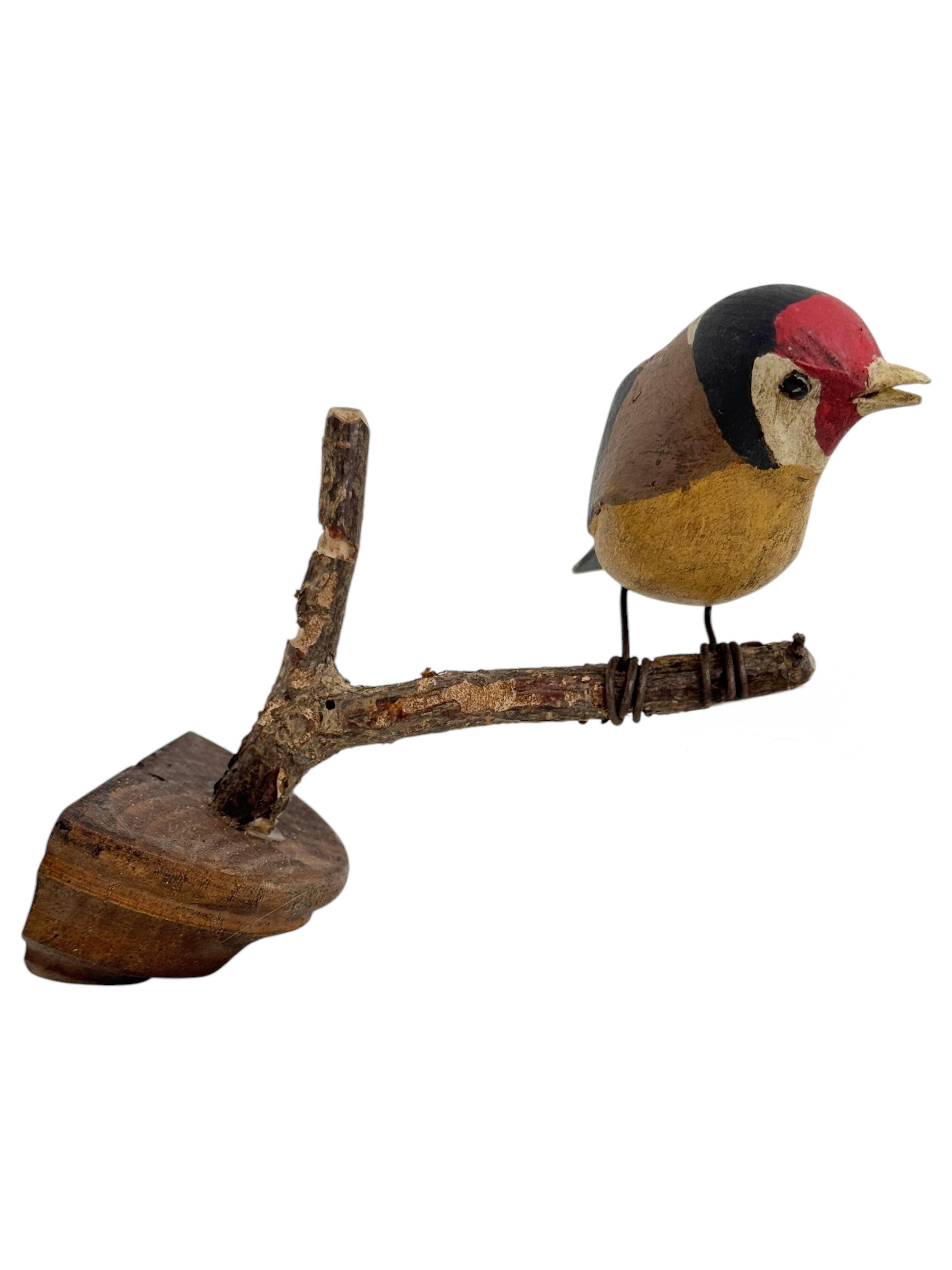 Schöner Vichtauer handgeschnitzter Holzvogel, Schwarzwälder Volkskunst, Österreich, 1910er Jahre (Handgeschnitzt) im Angebot