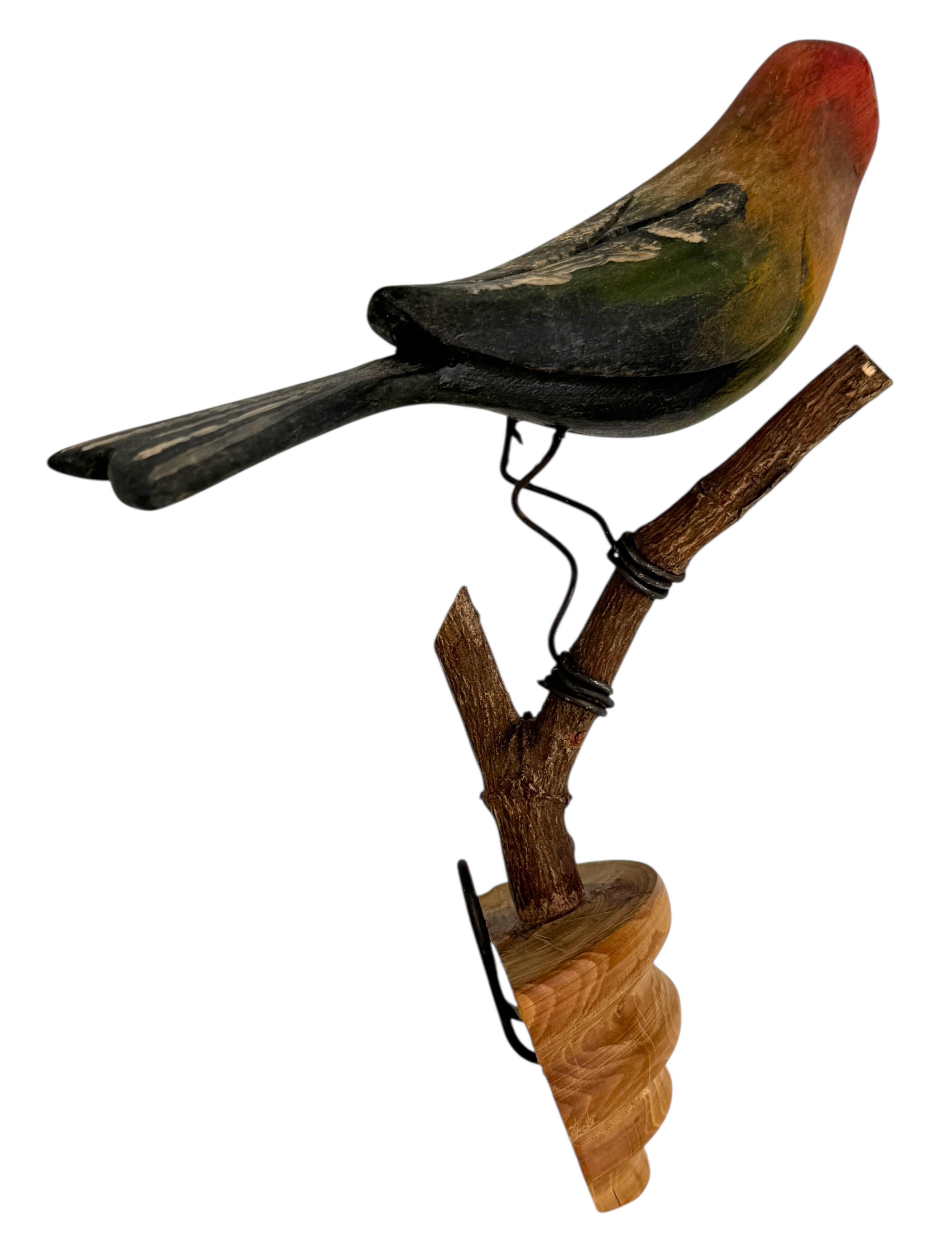 Intagliato a mano Bellissimo uccello in legno intagliato a mano Vichtauer, Black Forest Folk Art, Austria, anni '1910 in vendita