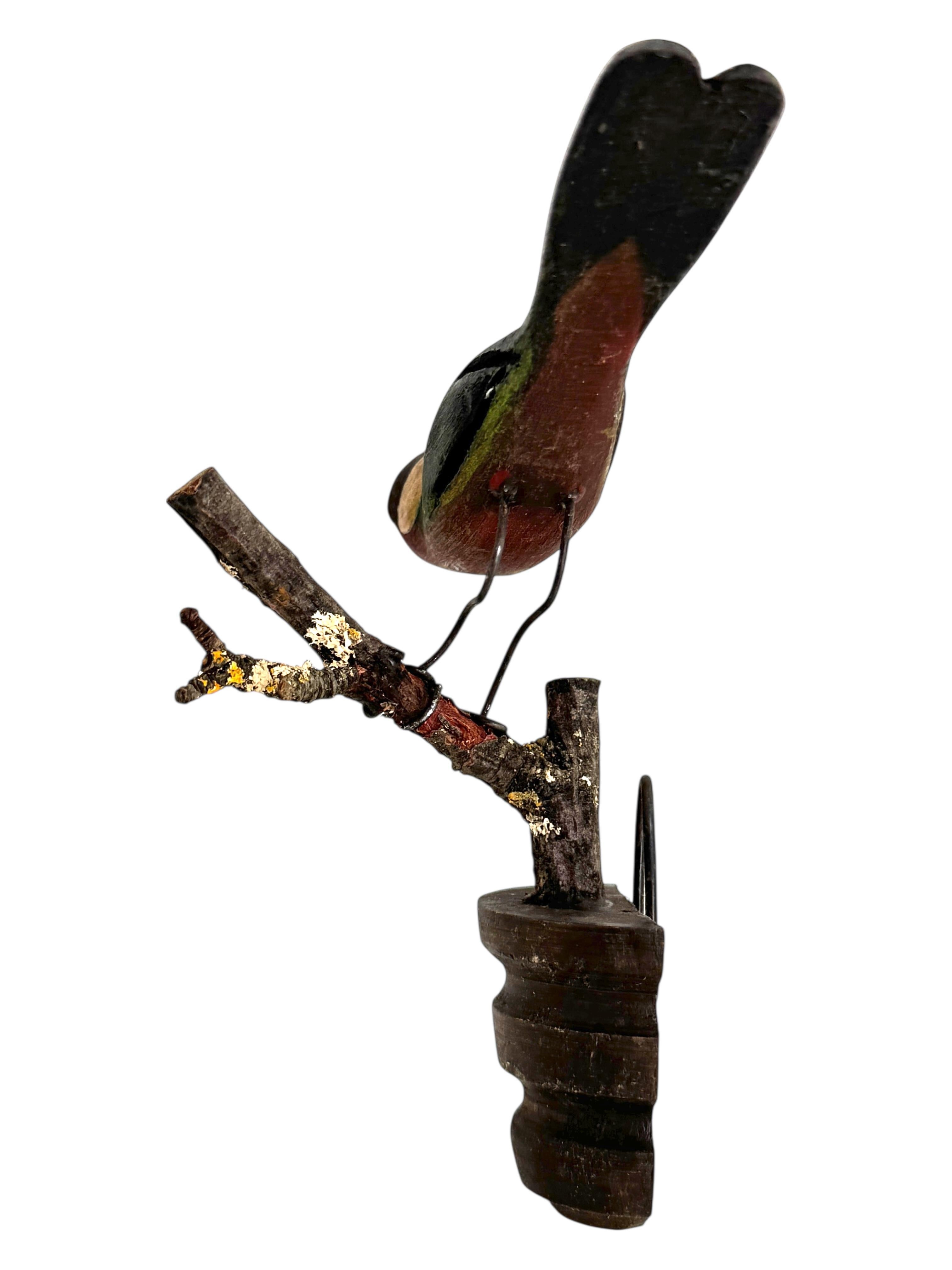 Intagliato a mano Bellissimo uccello in legno intagliato a mano Vichtauer, Black Forest Folk Art, Austria, anni '1910 in vendita