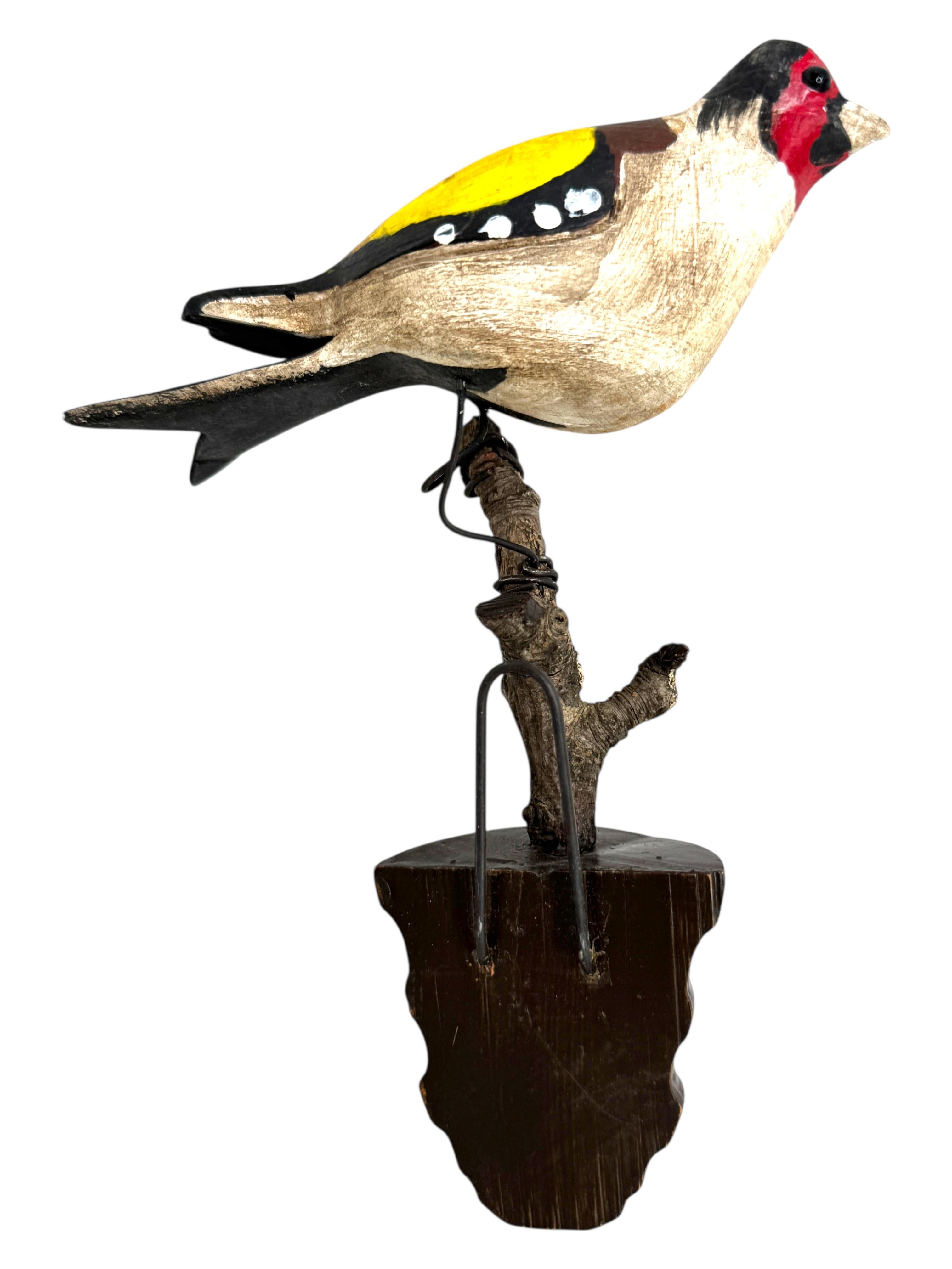 Intagliato a mano Bellissimo uccello in legno intagliato a mano Vichtauer, Black Forest Folk Art, Austria, anni '1910 in vendita