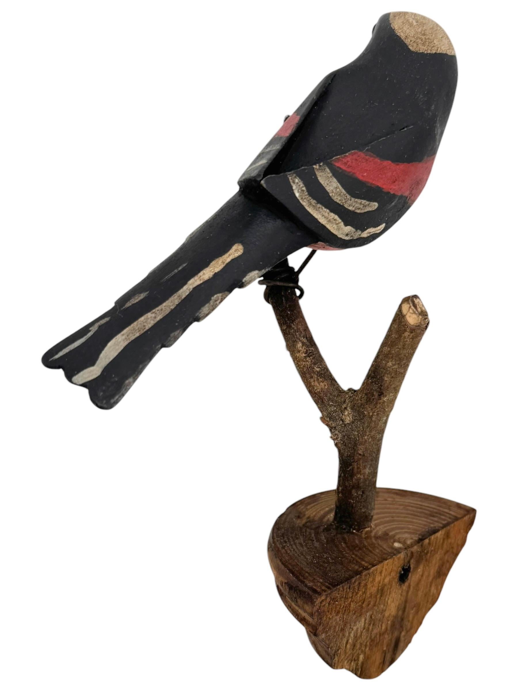 Precioso pájaro de madera tallada a mano de Vichtauer, arte popular de la Selva Negra, Austria, años 1910 en Bueno Estado en Nuernberg, DE