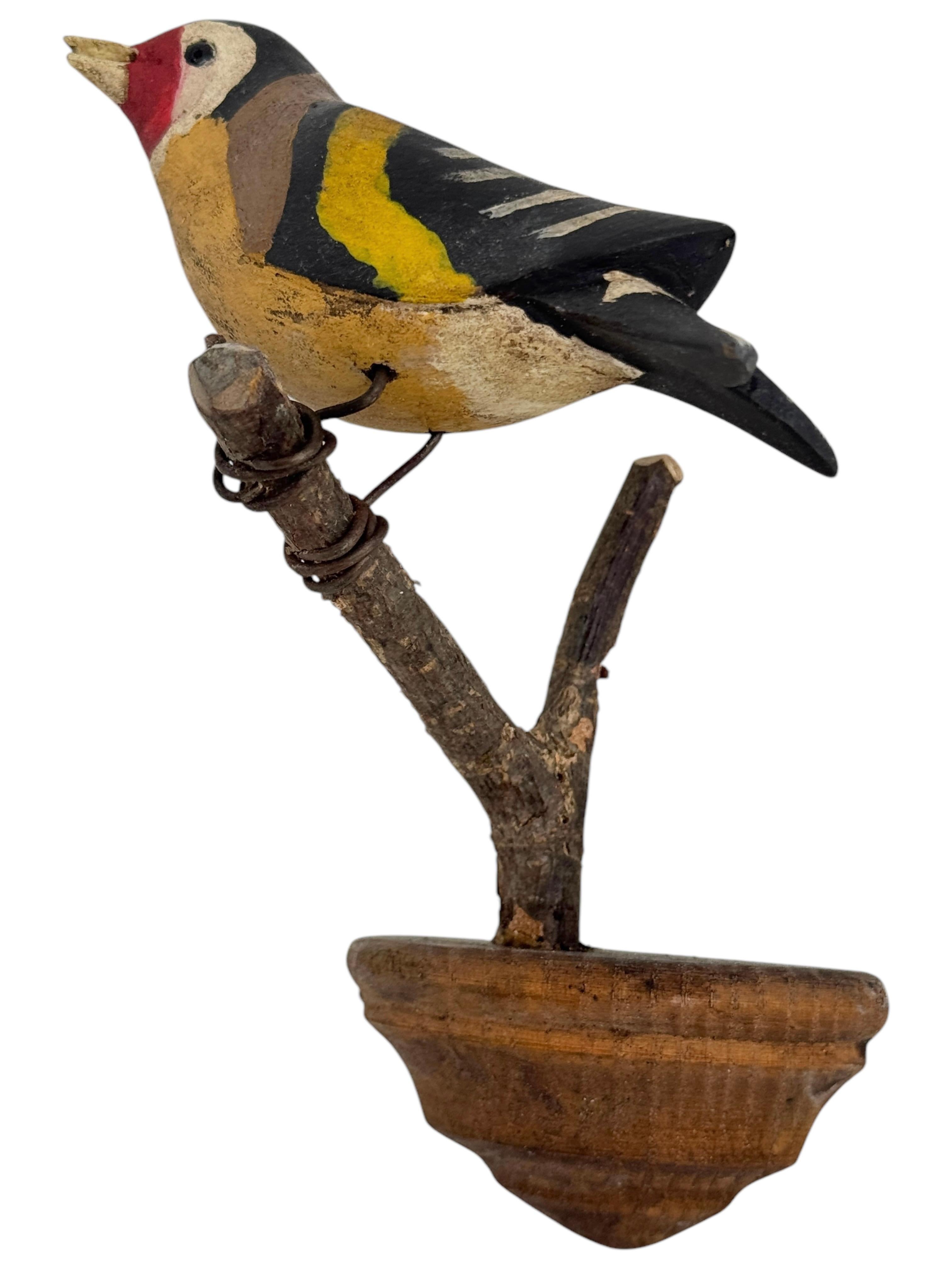 Schöner Vichtauer handgeschnitzter Holzvogel, Schwarzwälder Volkskunst, Österreich, 1910er Jahre im Zustand „Gut“ im Angebot in Nuernberg, DE
