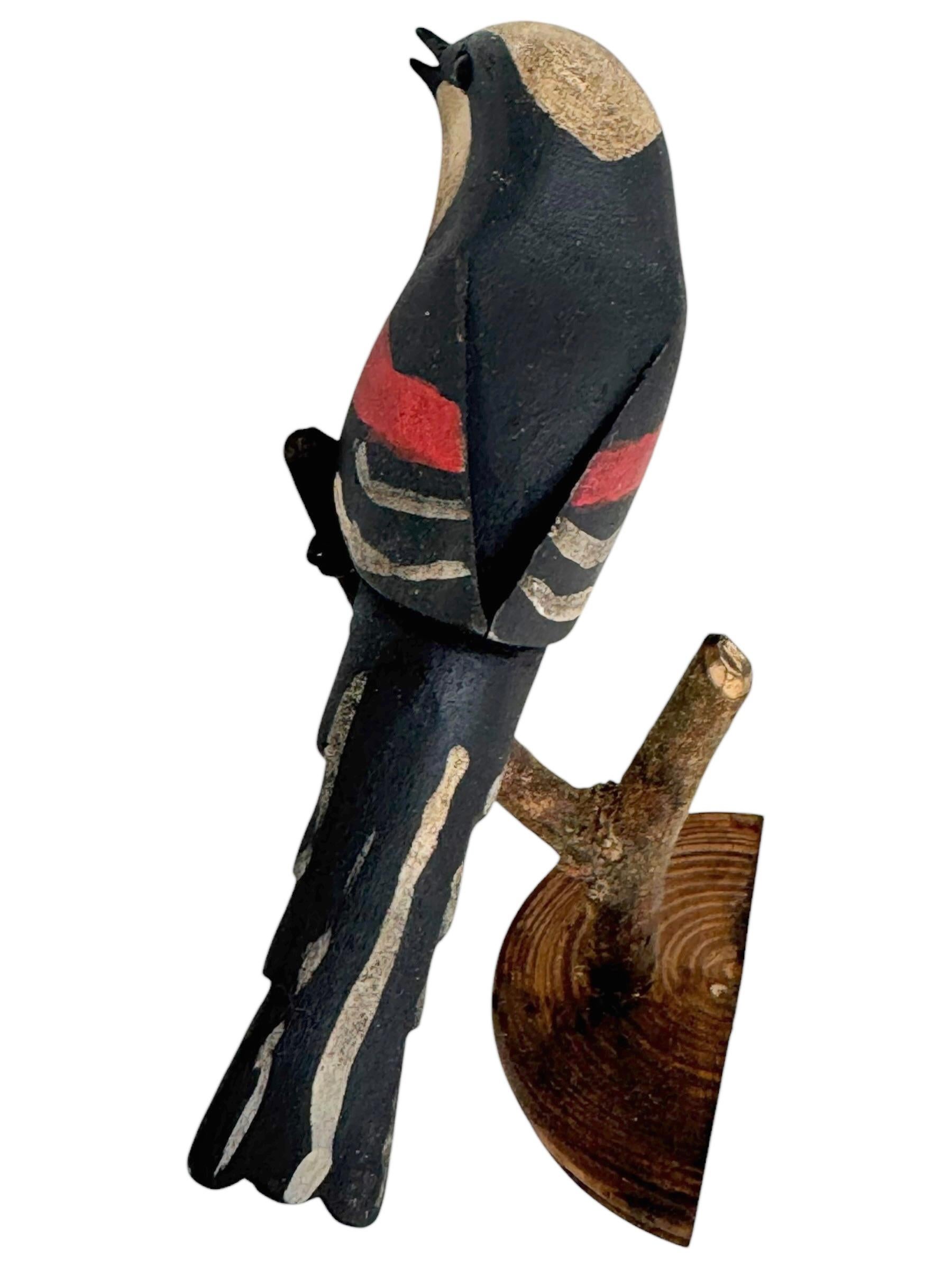 Precioso pájaro de madera tallada a mano de Vichtauer, arte popular de la Selva Negra, Austria, años 1910 principios del siglo XX