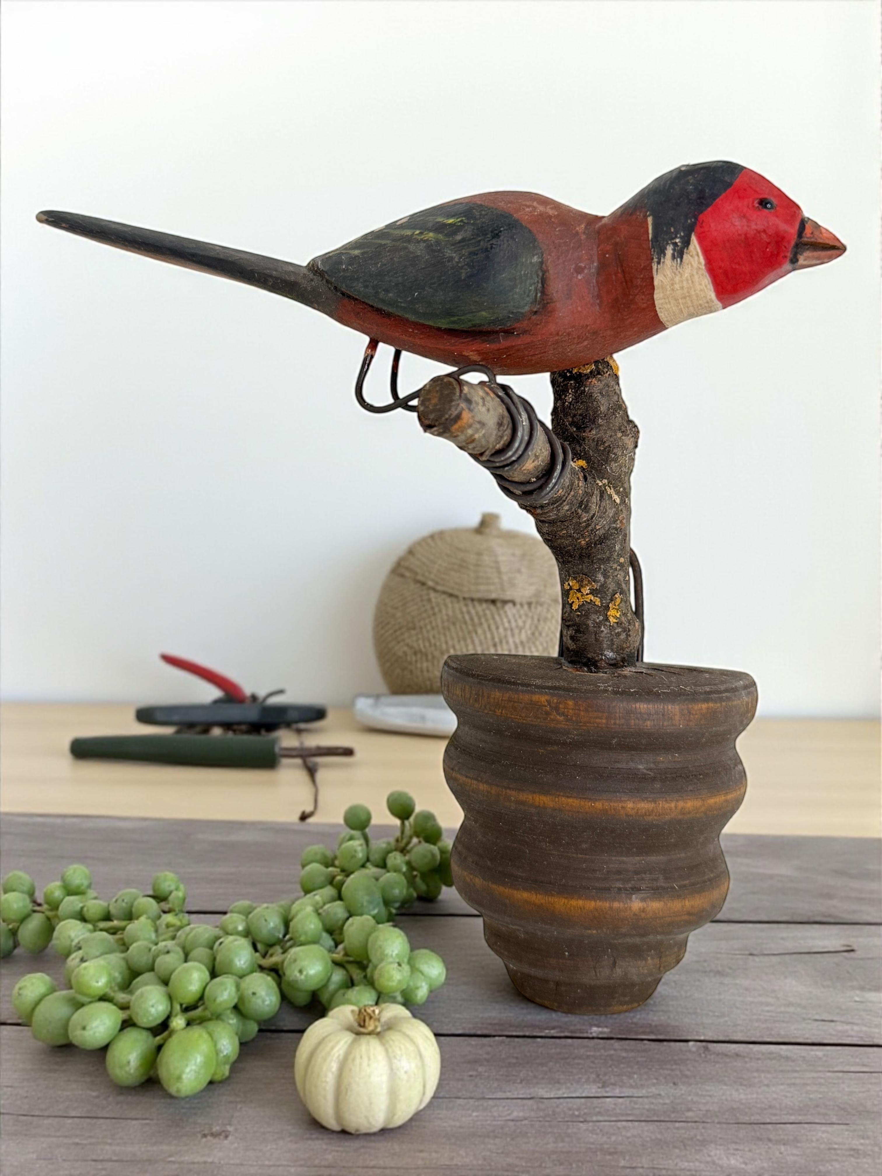 Inizio XX secolo Bellissimo uccello in legno intagliato a mano Vichtauer, Black Forest Folk Art, Austria, anni '1910 in vendita