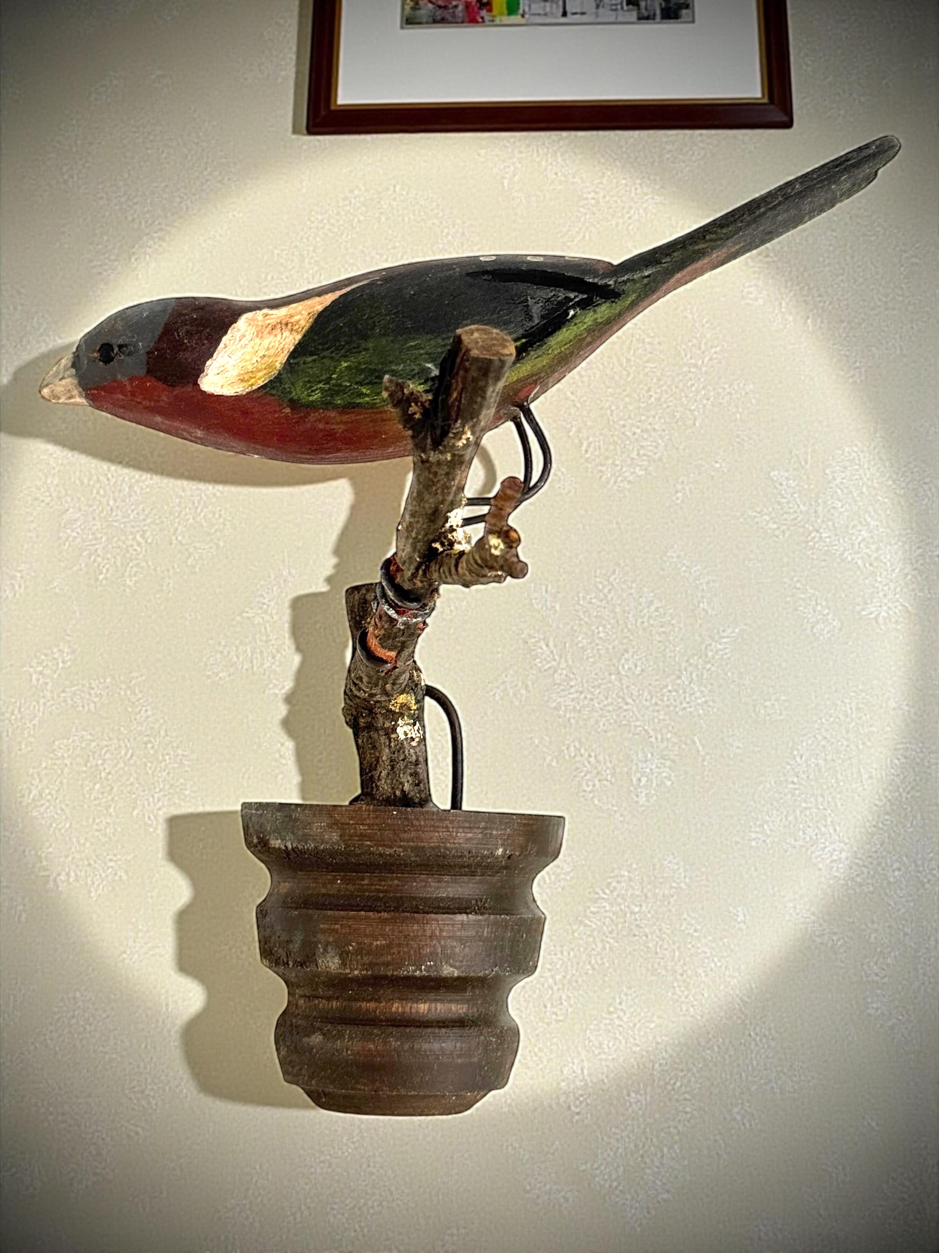 Legno Bellissimo uccello in legno intagliato a mano Vichtauer, Black Forest Folk Art, Austria, anni '1910 in vendita