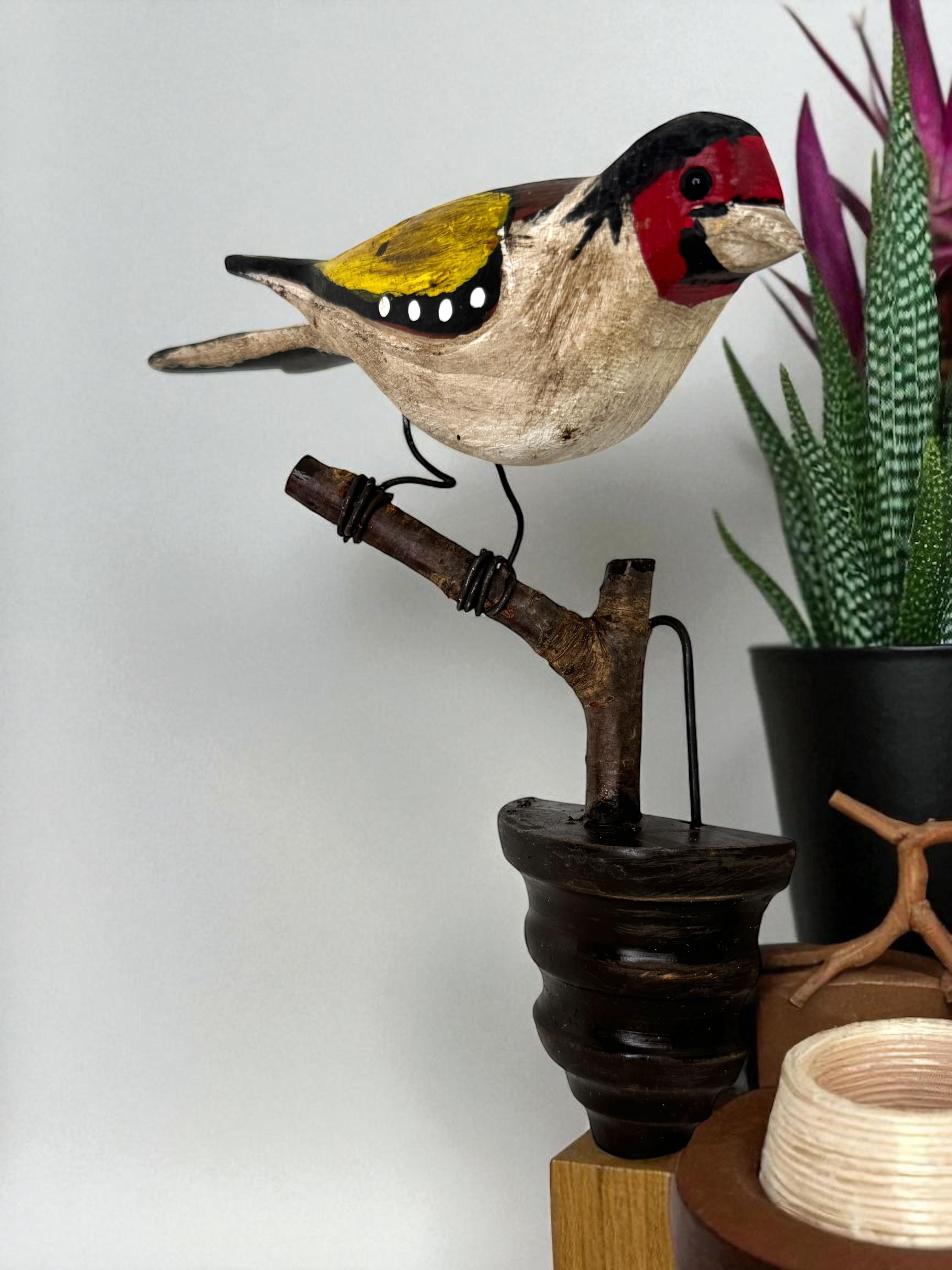 Legno Bellissimo uccello in legno intagliato a mano Vichtauer, Black Forest Folk Art, Austria, anni '1910 in vendita