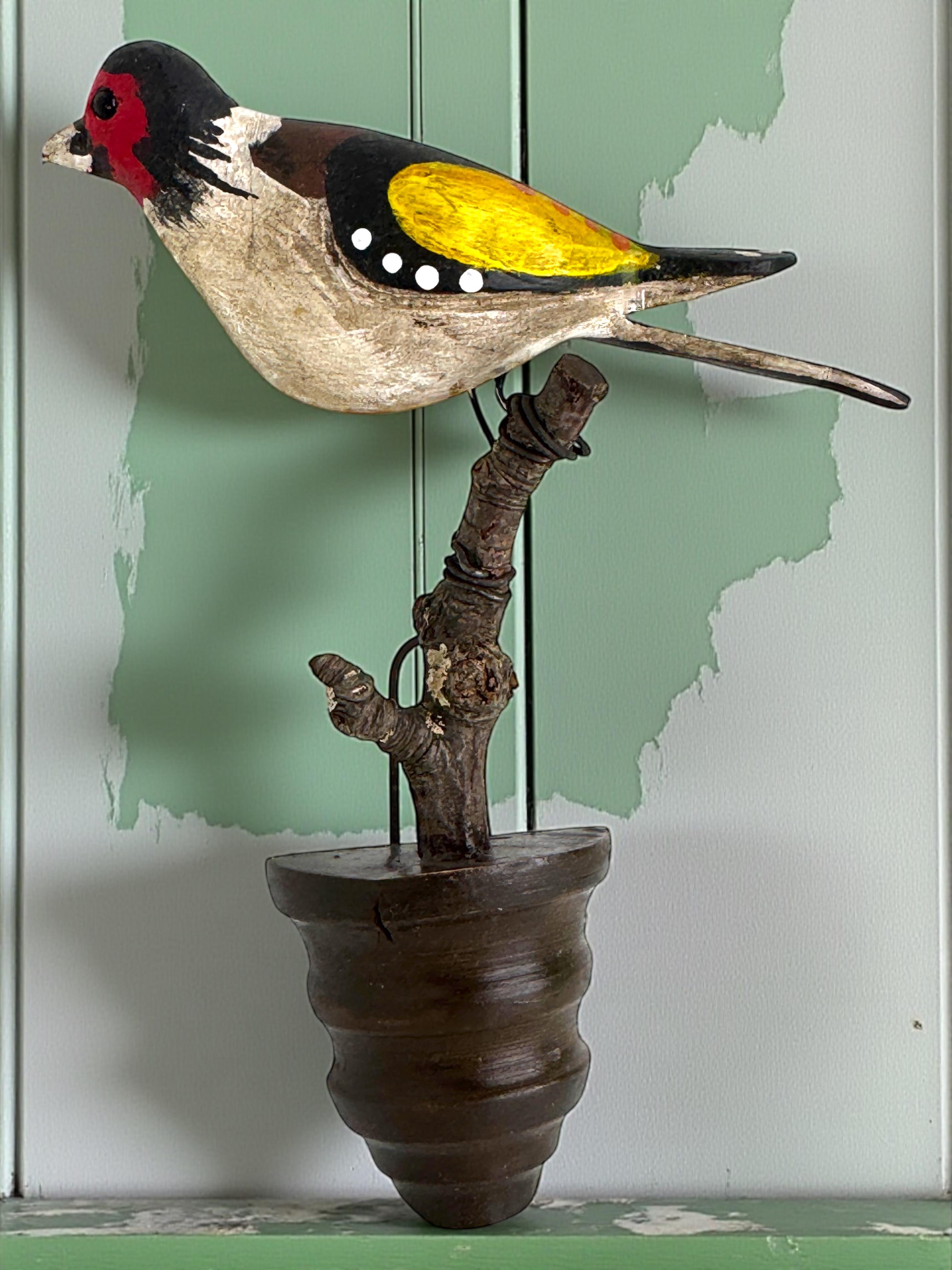 Legno Bellissimo uccello in legno intagliato a mano Vichtauer, Black Forest Folk Art, Austria, anni '1910 in vendita