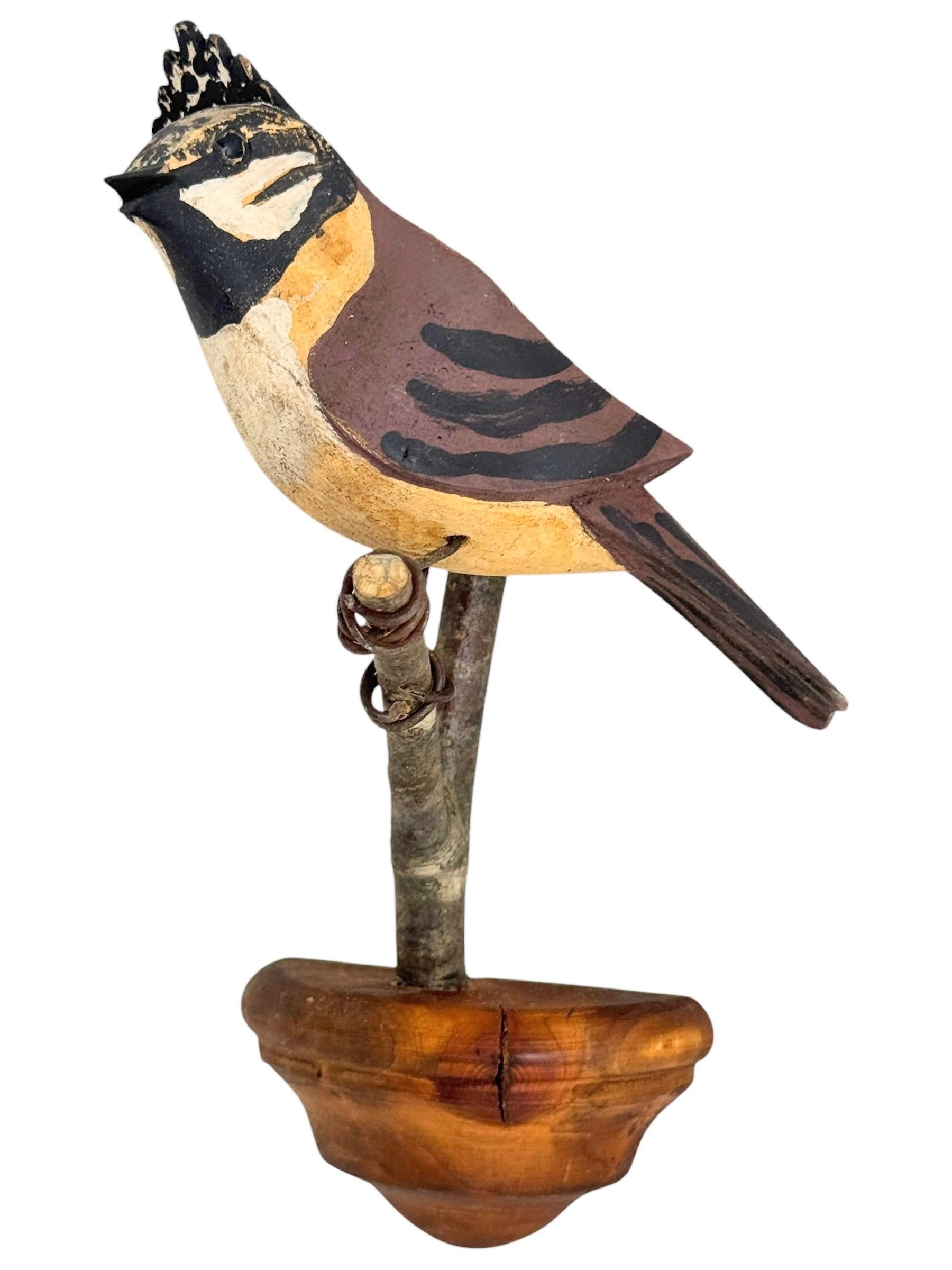 Precioso pájaro austriaco del siglo XX, tallado en madera, montado sobre un soporte para colgar. La tradición de estos pájaros en Austria, llamados 