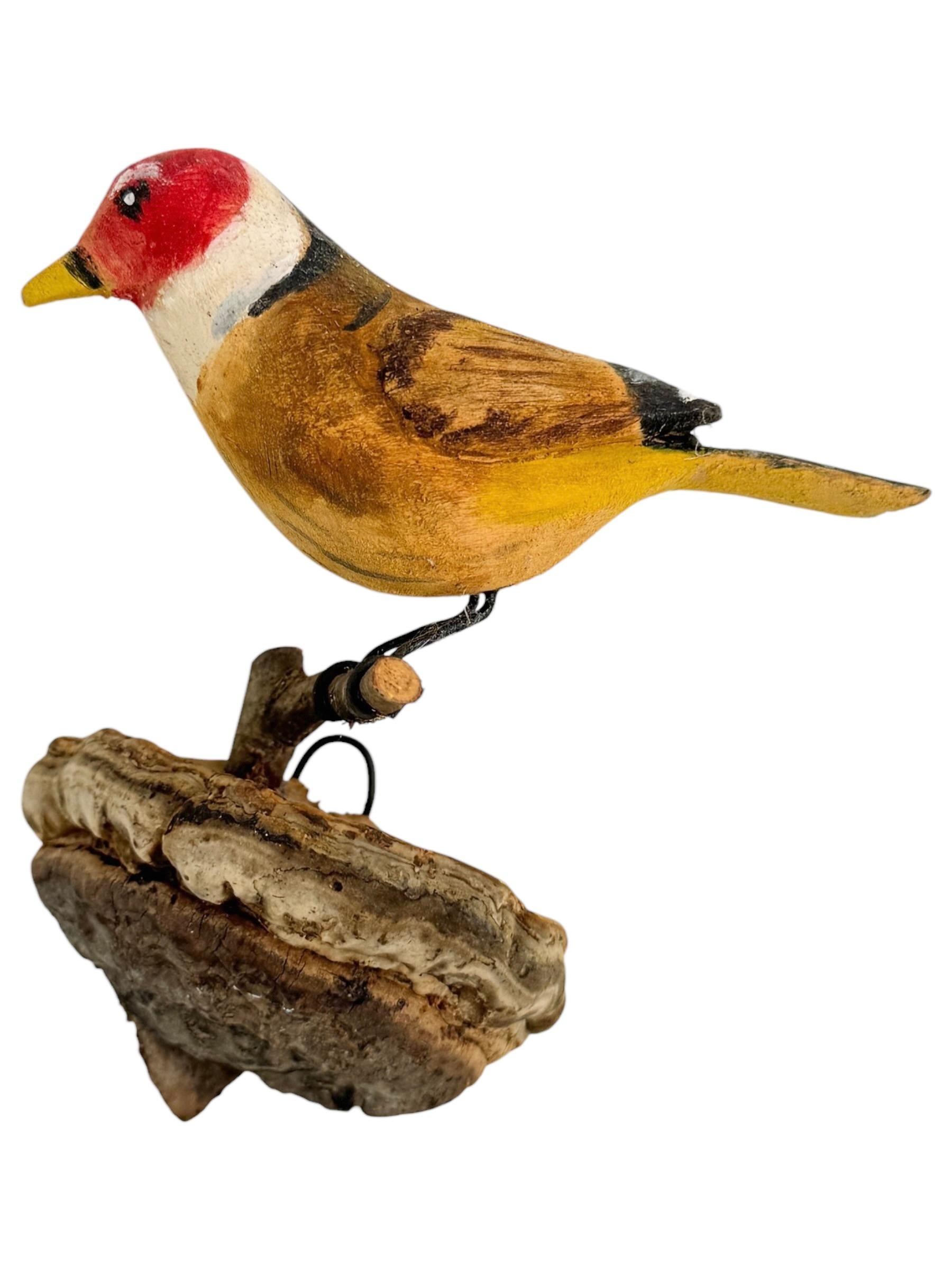 Un bellissimo uccello austriaco in legno intagliato del XX secolo, montato su un supporto da appendere. La tradizione di questi uccelli in Austria, chiamati 