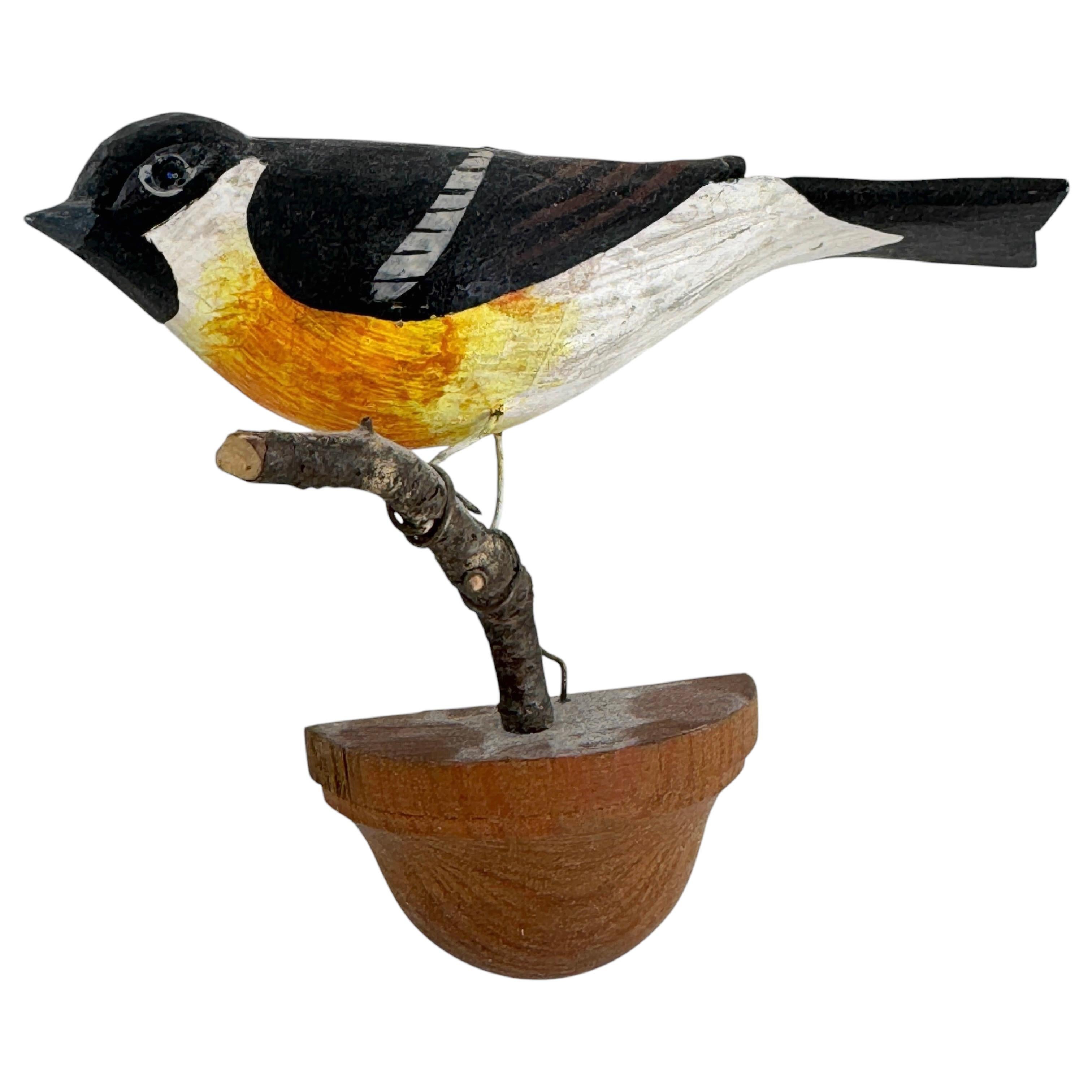Ein schöner österreichischer Vogel aus dem frühen 20. Jahrhundert, aus Holz geschnitzt und auf einem Ständer zum Aufhängen montiert. Die Tradition dieser in Österreich 