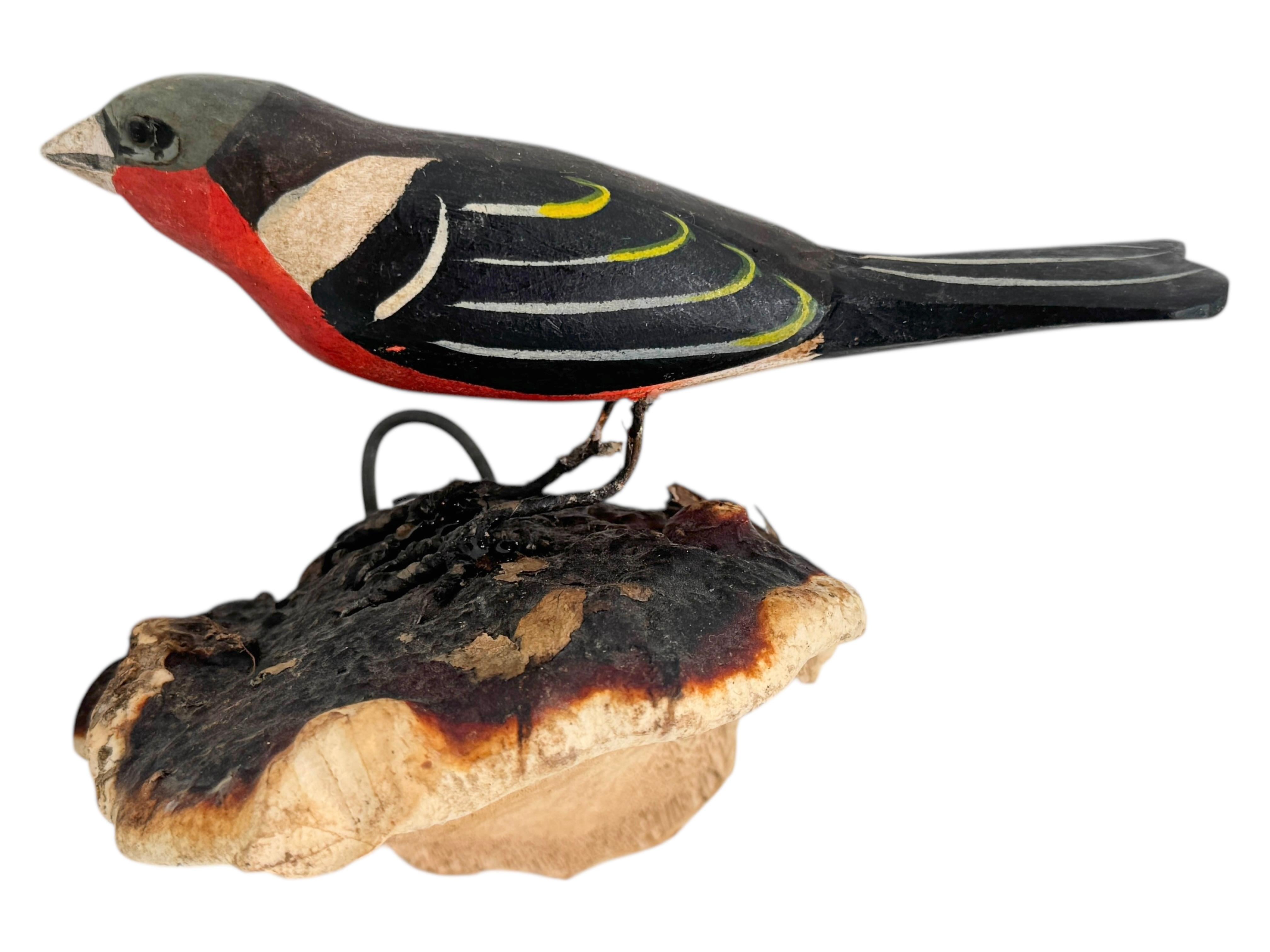 Un bellissimo uccello austriaco in legno intagliato dell'inizio del XX secolo, montato su un supporto da appendere. La tradizione di questi uccelli in Austria, chiamati 