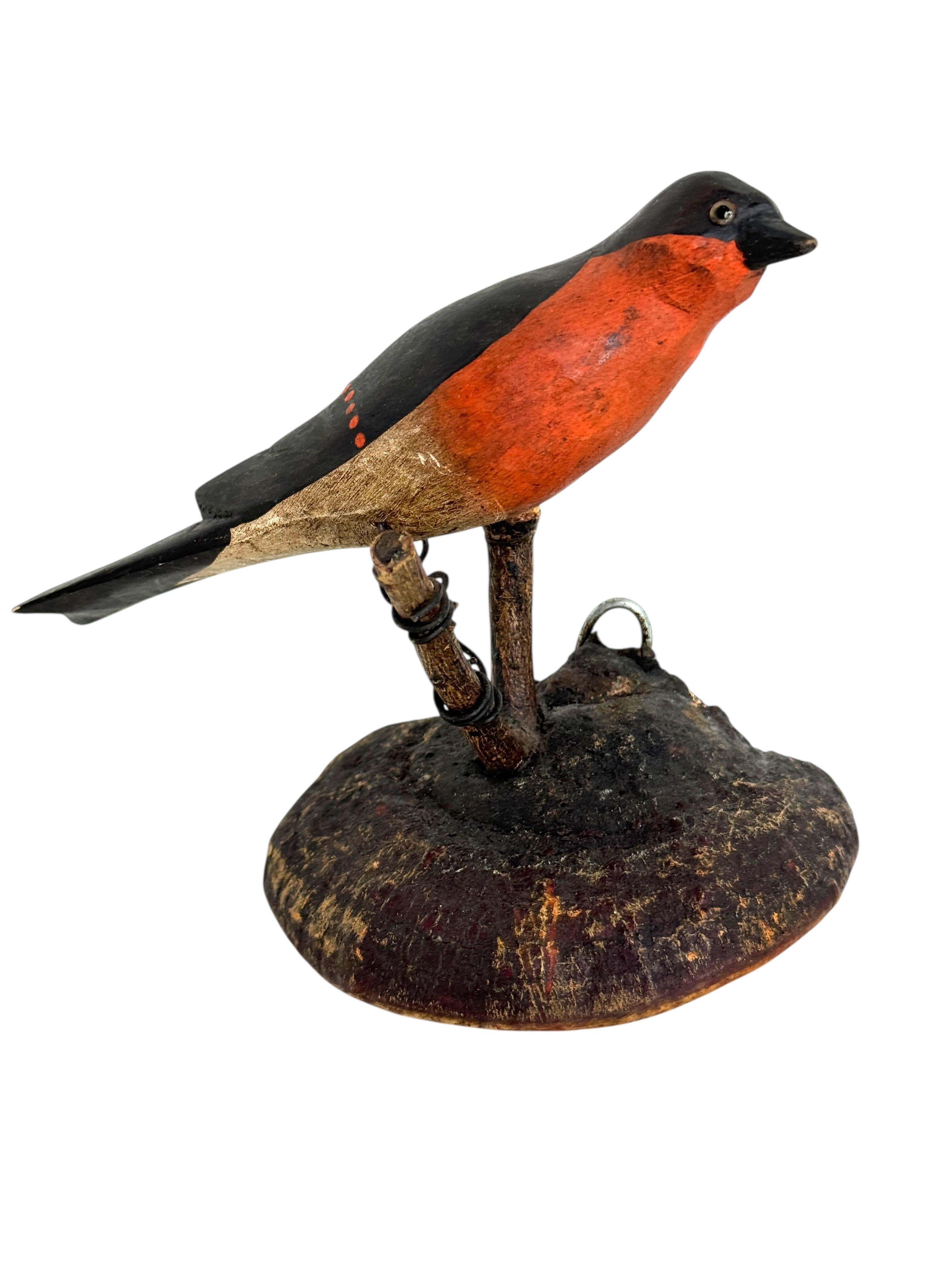 Un bellissimo uccello austriaco in legno intagliato dell'inizio del XX secolo, montato su un supporto da appendere. La tradizione di questi uccelli in Austria, chiamati 