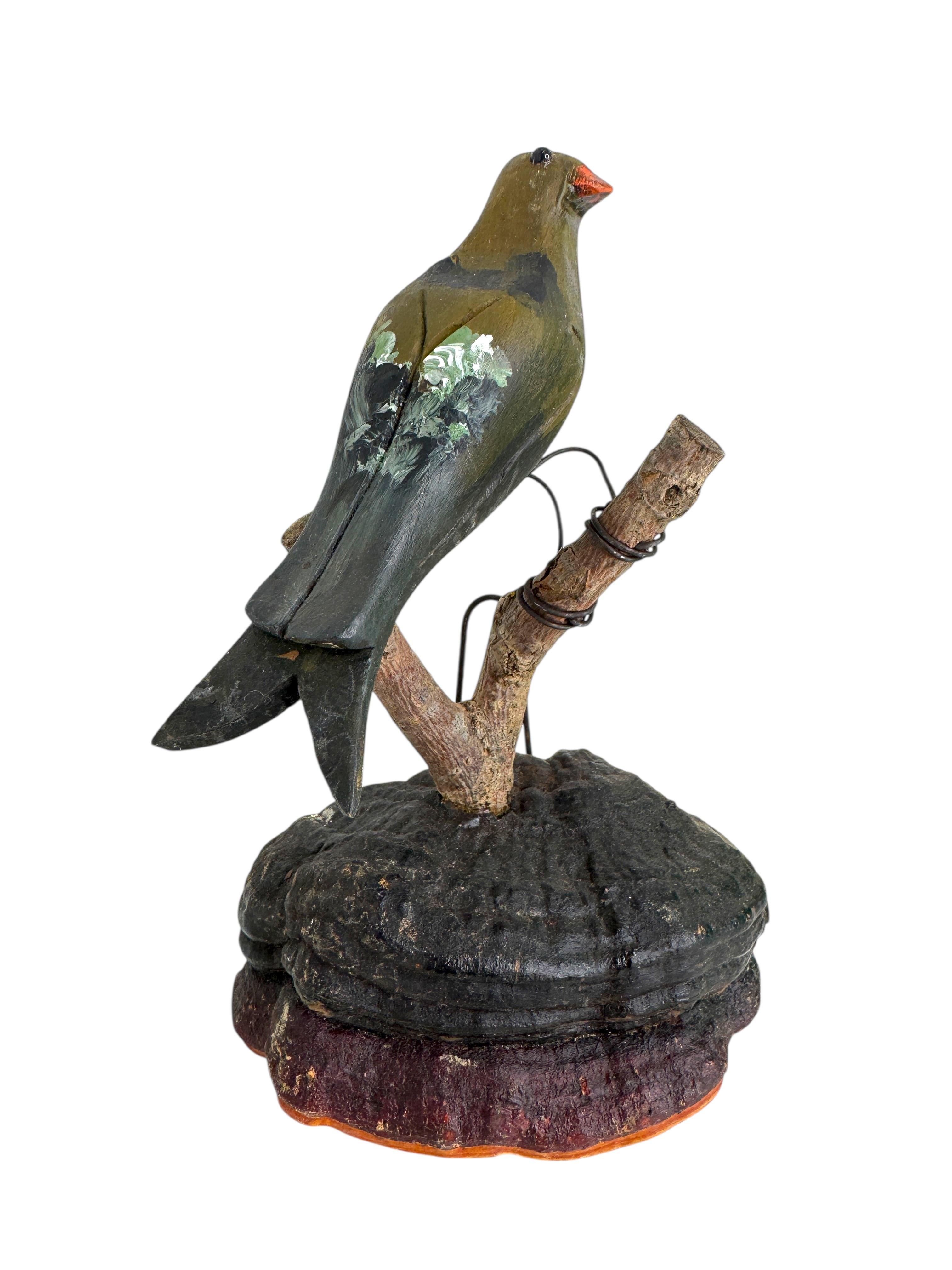 Un bellissimo uccello austriaco in legno intagliato dell'inizio del XX secolo, montato su un supporto da appendere. La tradizione di questi uccelli in Austria, chiamati 