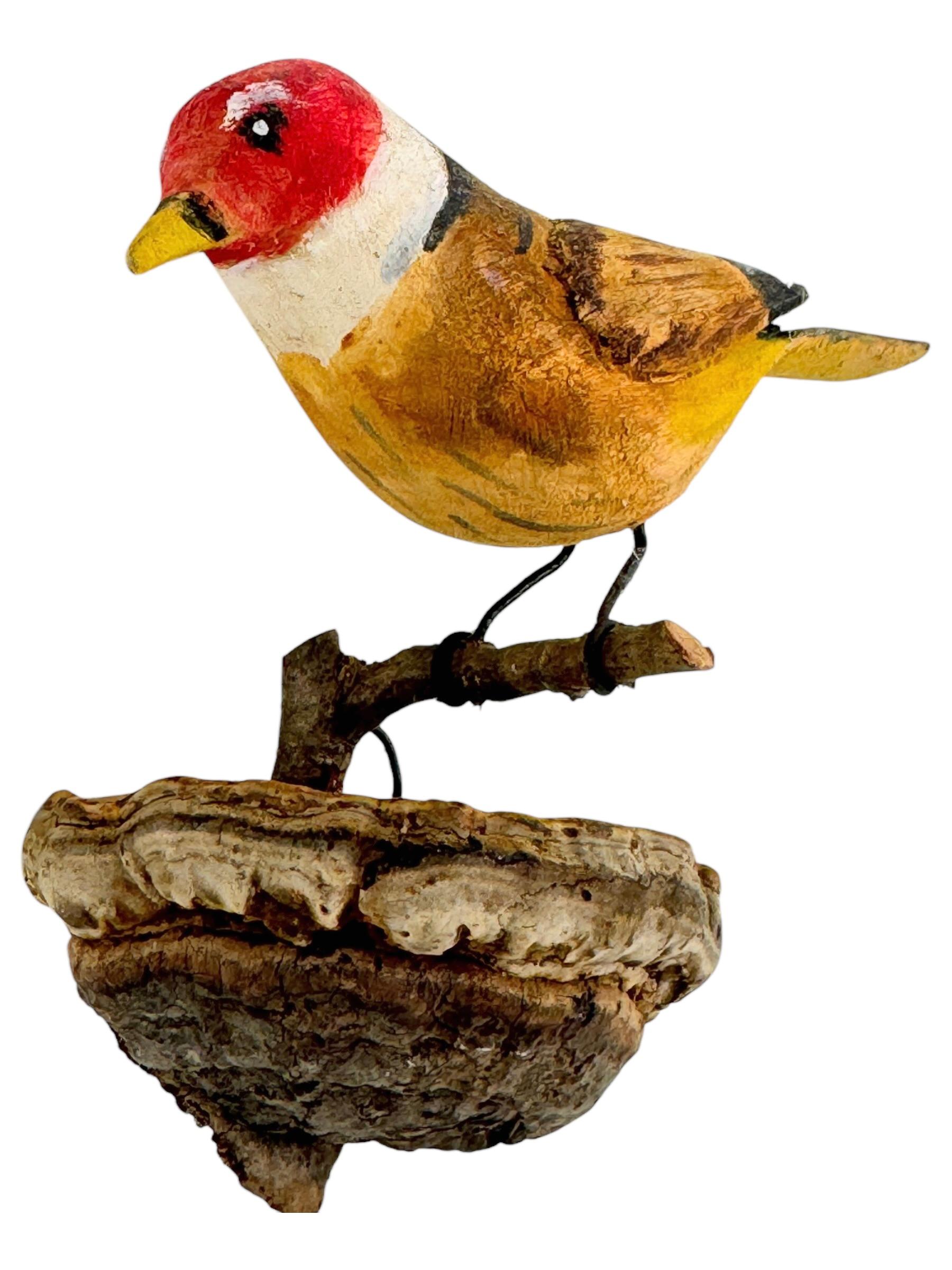 Austriaco Bellissimo uccello in legno intagliato a mano Vichtauer, Black Forest Folk Art, Austria, anni '1920 in vendita