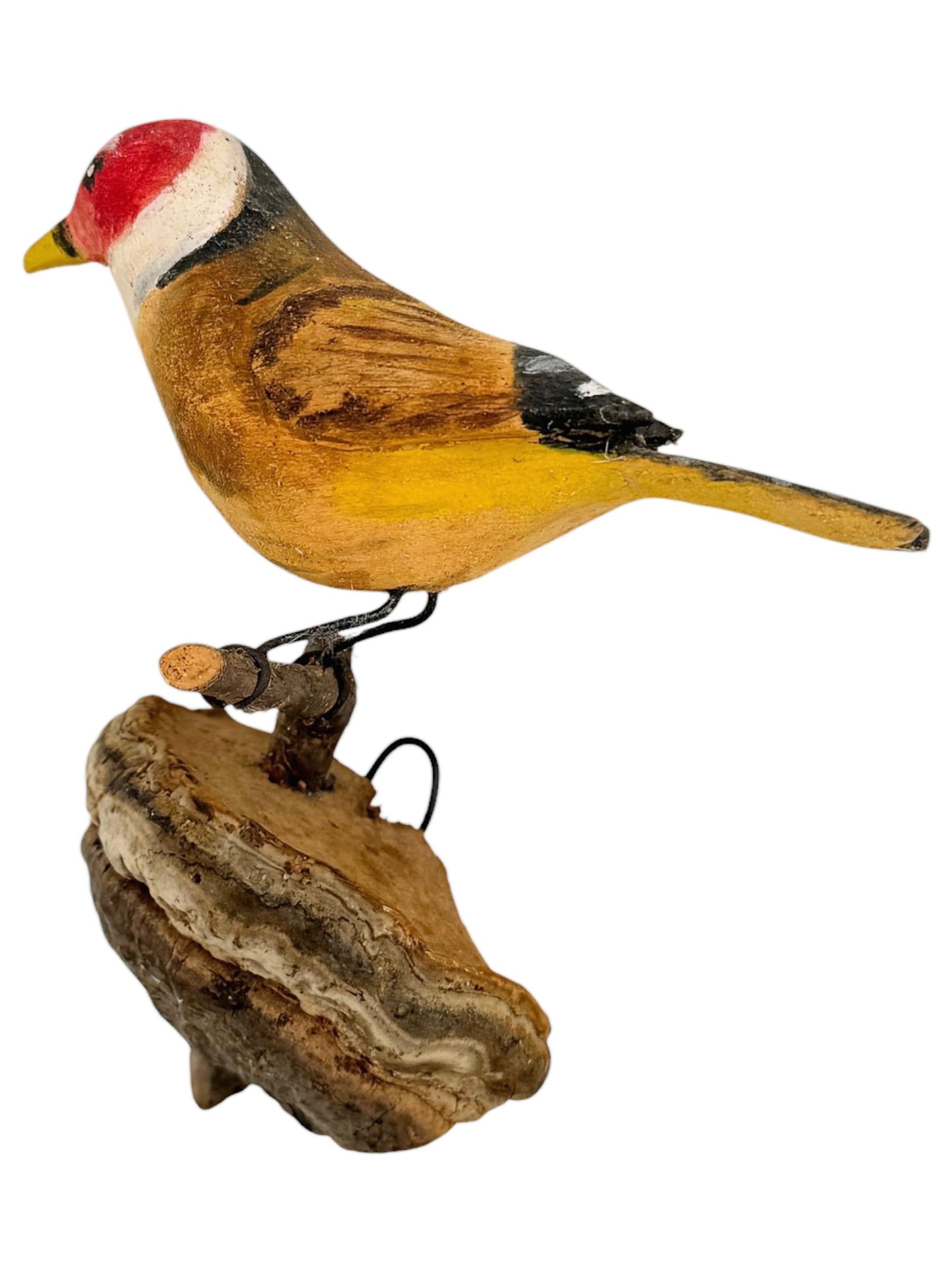 Intagliato a mano Bellissimo uccello in legno intagliato a mano Vichtauer, Black Forest Folk Art, Austria, anni '1920 in vendita