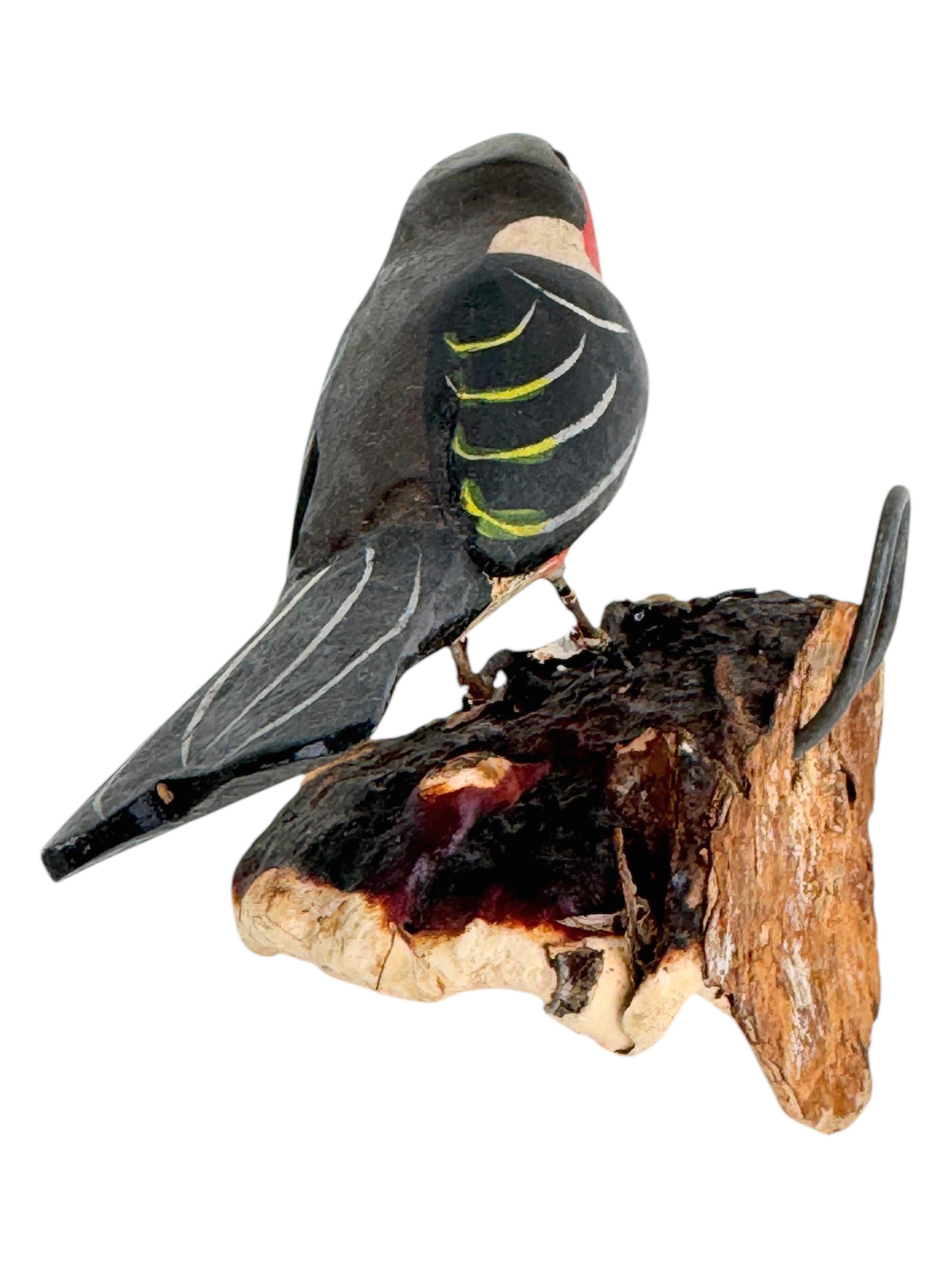 Intagliato a mano Bellissimo uccello in legno intagliato a mano Vichtauer, Black Forest Folk Art, Austria, anni '1920 in vendita