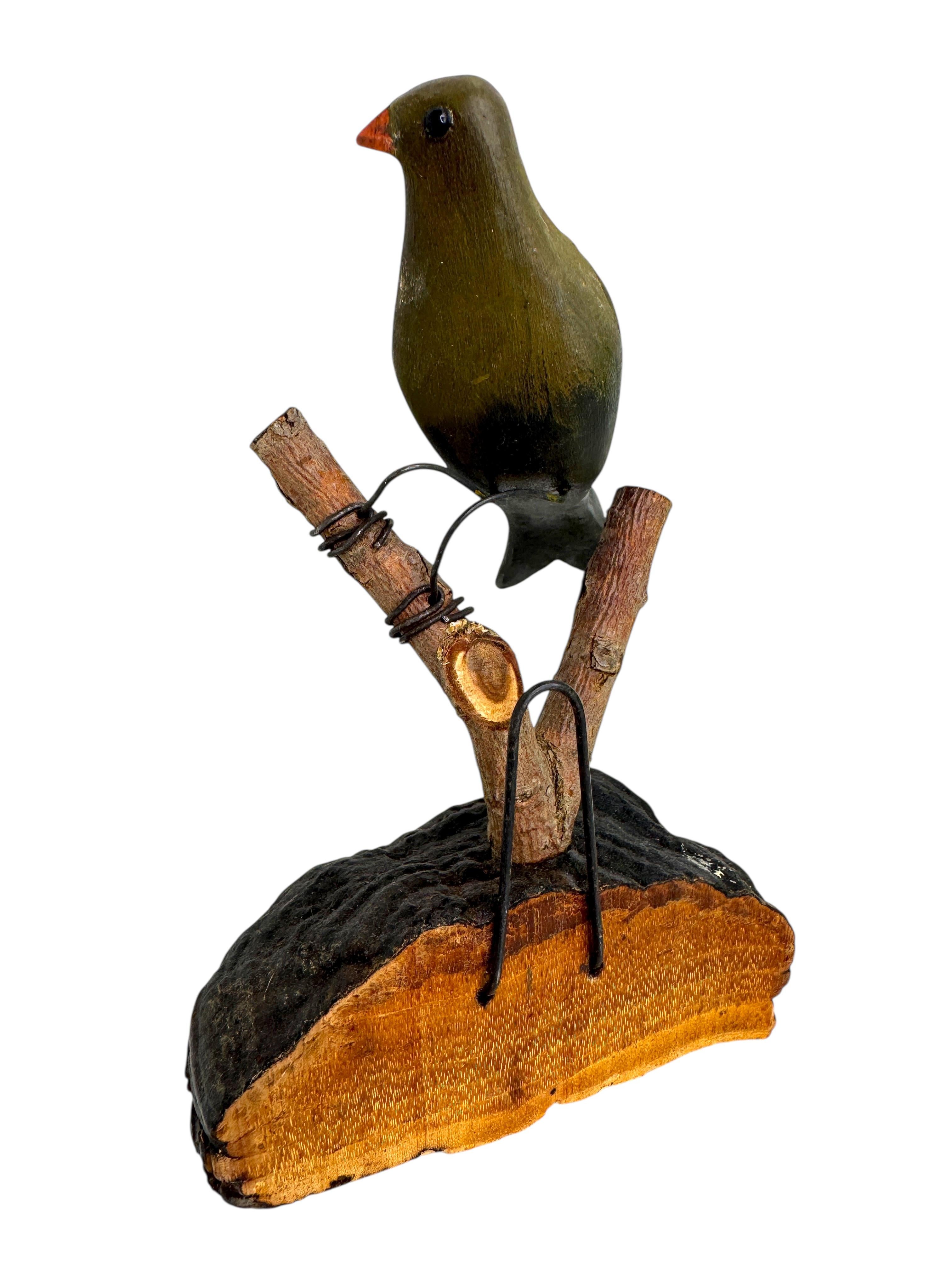 Intagliato a mano Bellissimo uccello in legno intagliato a mano Vichtauer, Black Forest Folk Art, Austria, anni '1920 in vendita