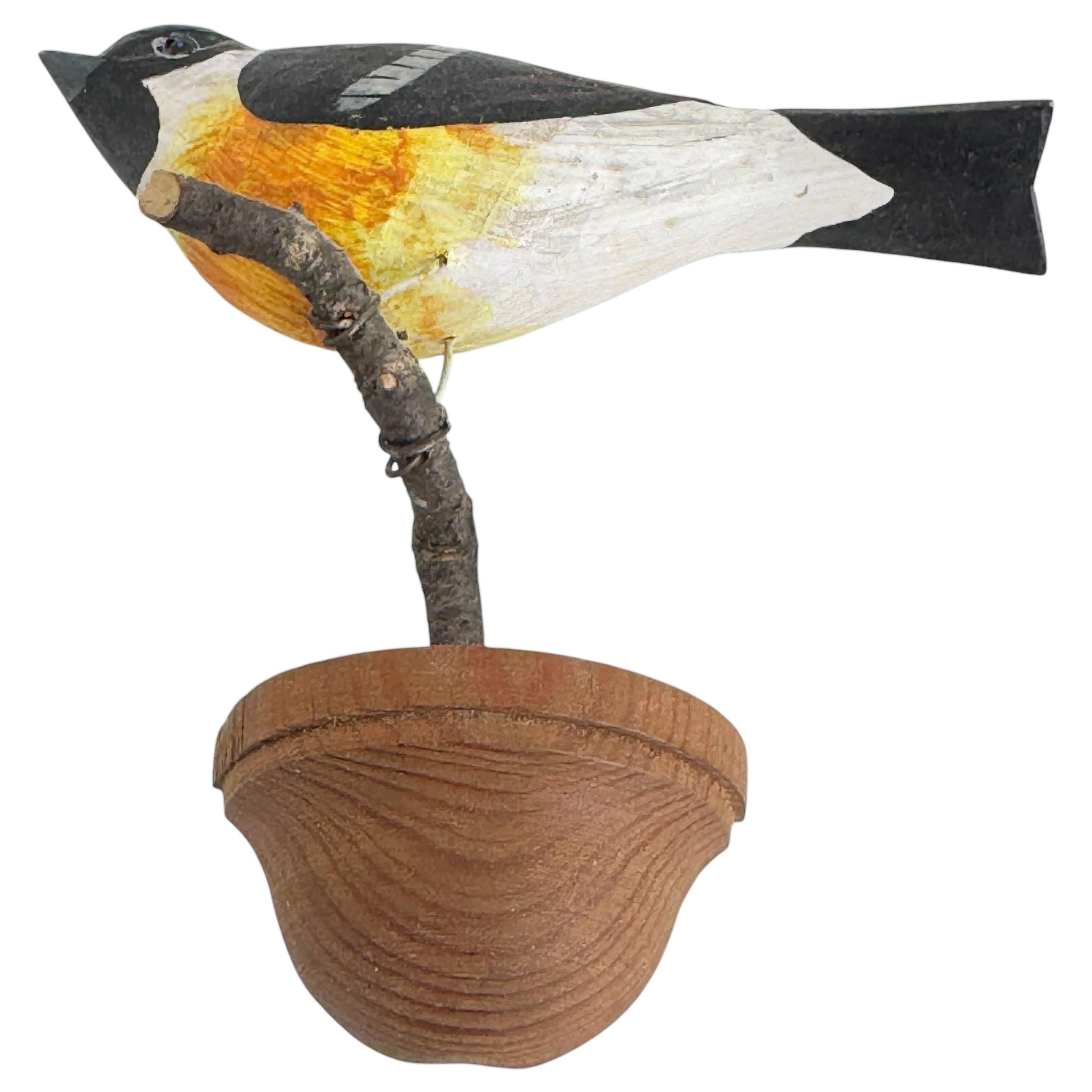 Schöner Vichtauer handgeschnitzter Holzvogel, Schwarzwälder Volkskunst, Österreich, 1920er Jahre (Frühes 20. Jahrhundert) im Angebot