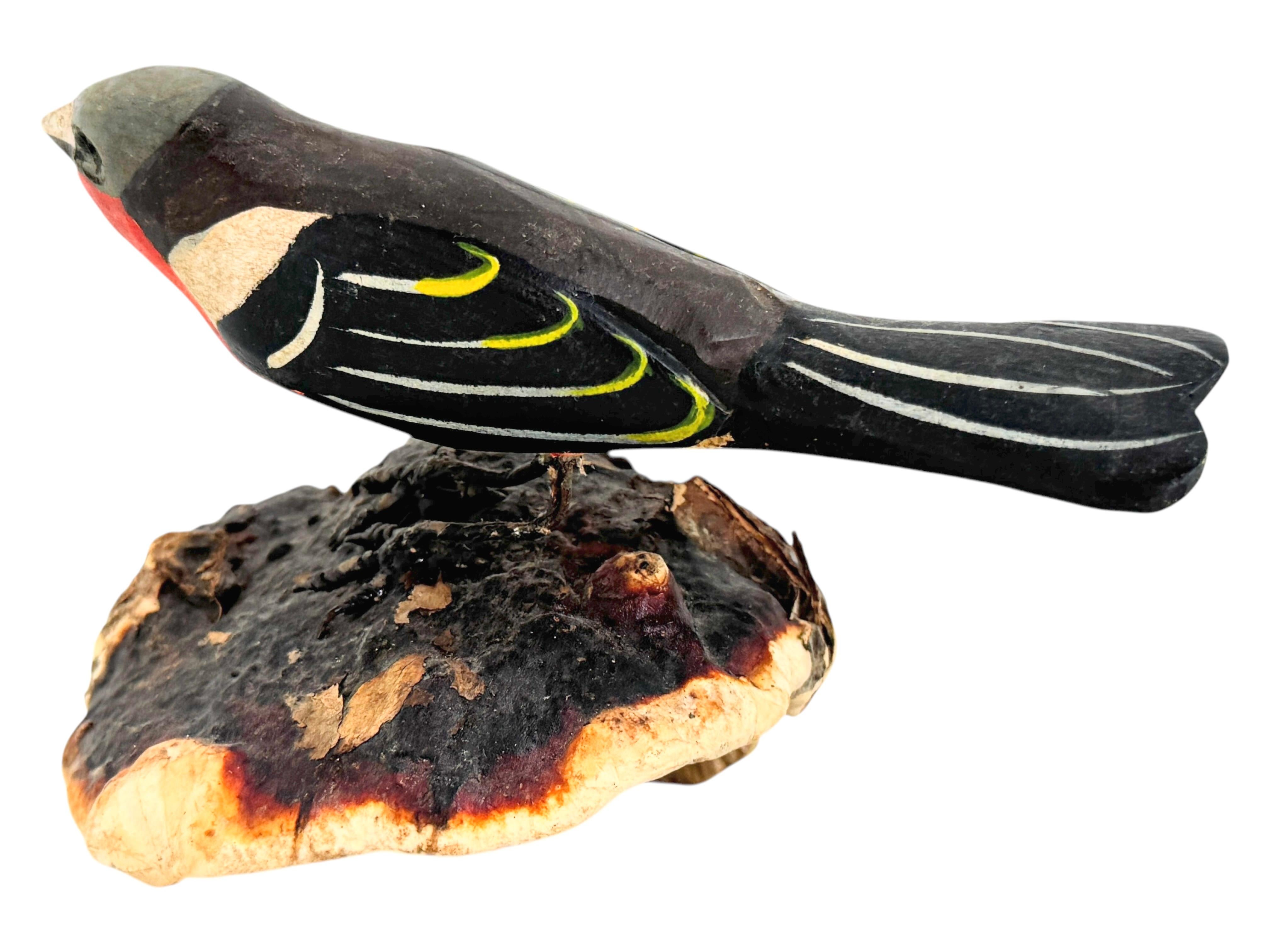 XX secolo Bellissimo uccello in legno intagliato a mano Vichtauer, Black Forest Folk Art, Austria, anni '1920 in vendita
