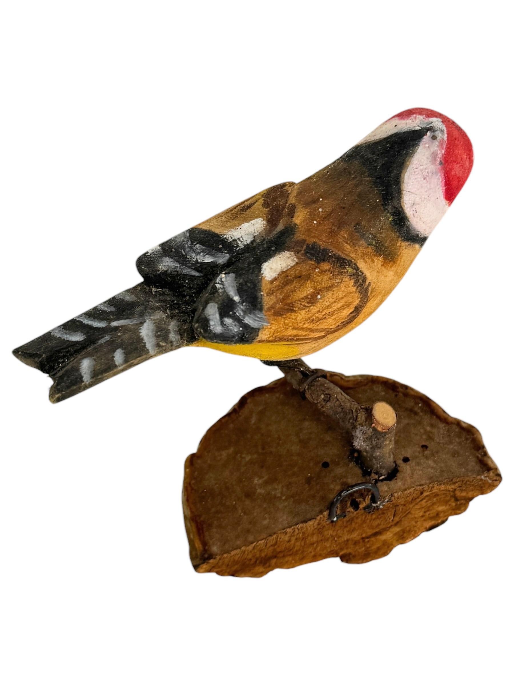 Legno Bellissimo uccello in legno intagliato a mano Vichtauer, Black Forest Folk Art, Austria, anni '1920 in vendita