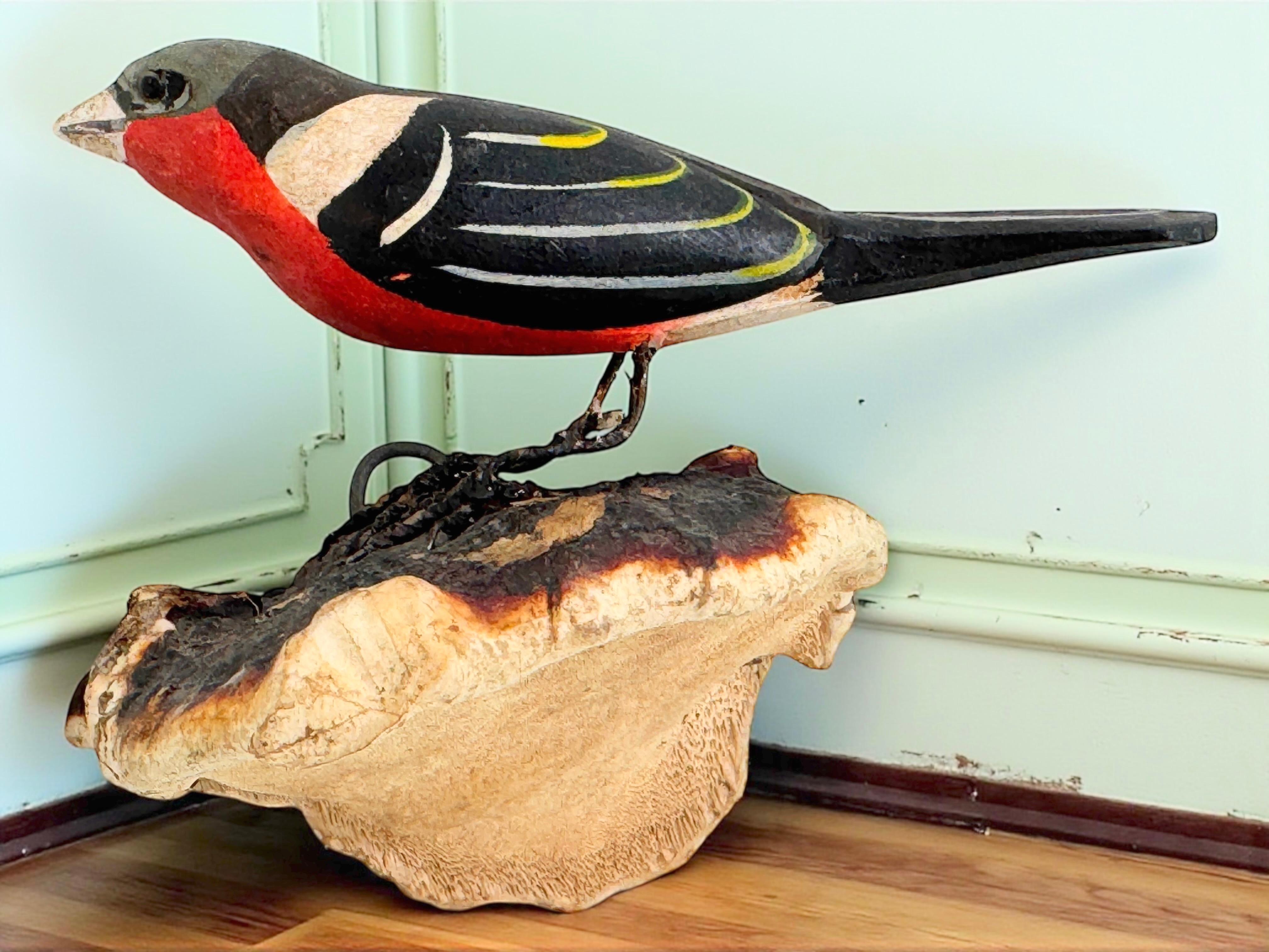 Legno Bellissimo uccello in legno intagliato a mano Vichtauer, Black Forest Folk Art, Austria, anni '1920 in vendita