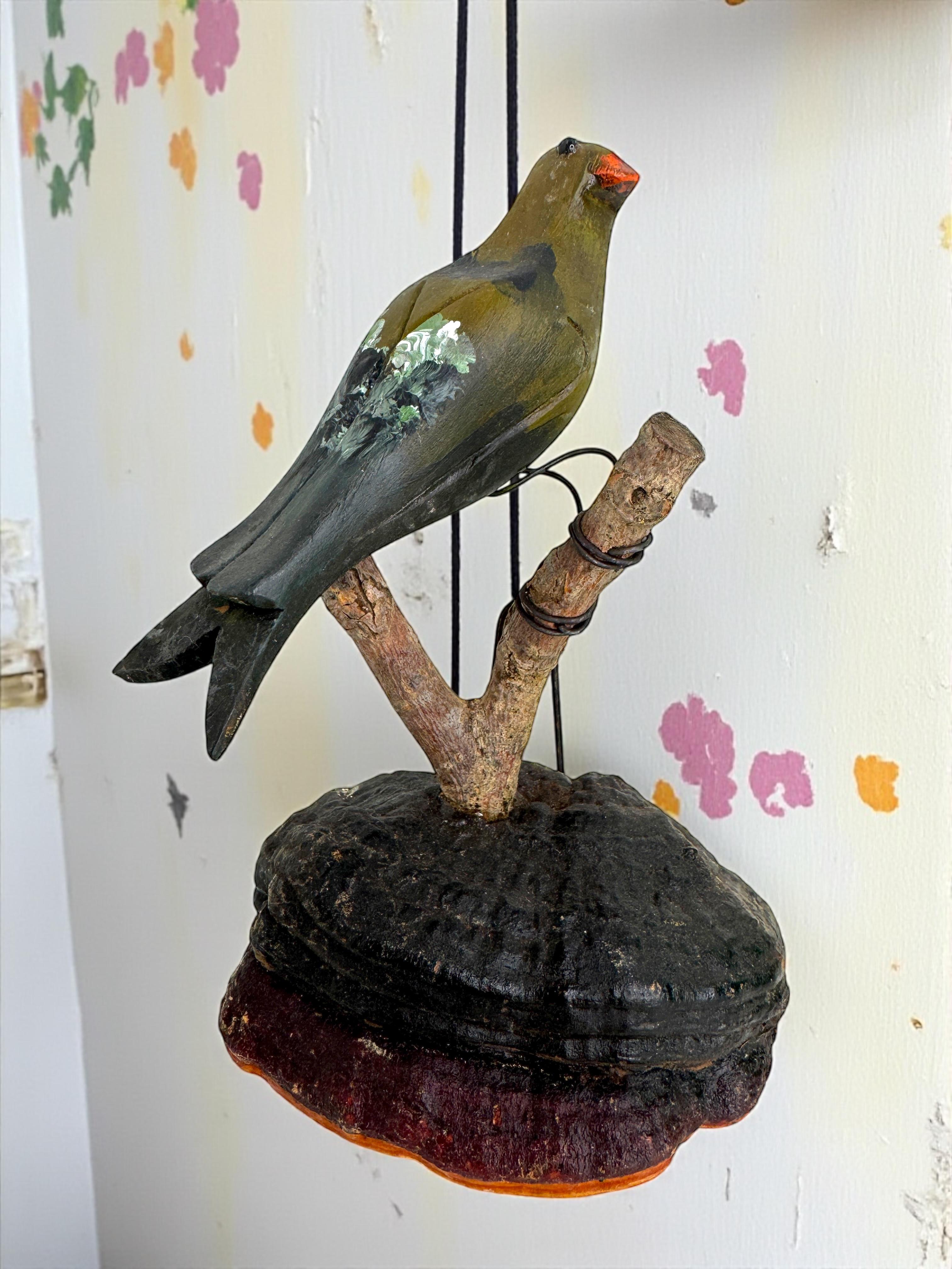 Legno Bellissimo uccello in legno intagliato a mano Vichtauer, Black Forest Folk Art, Austria, anni '1920 in vendita