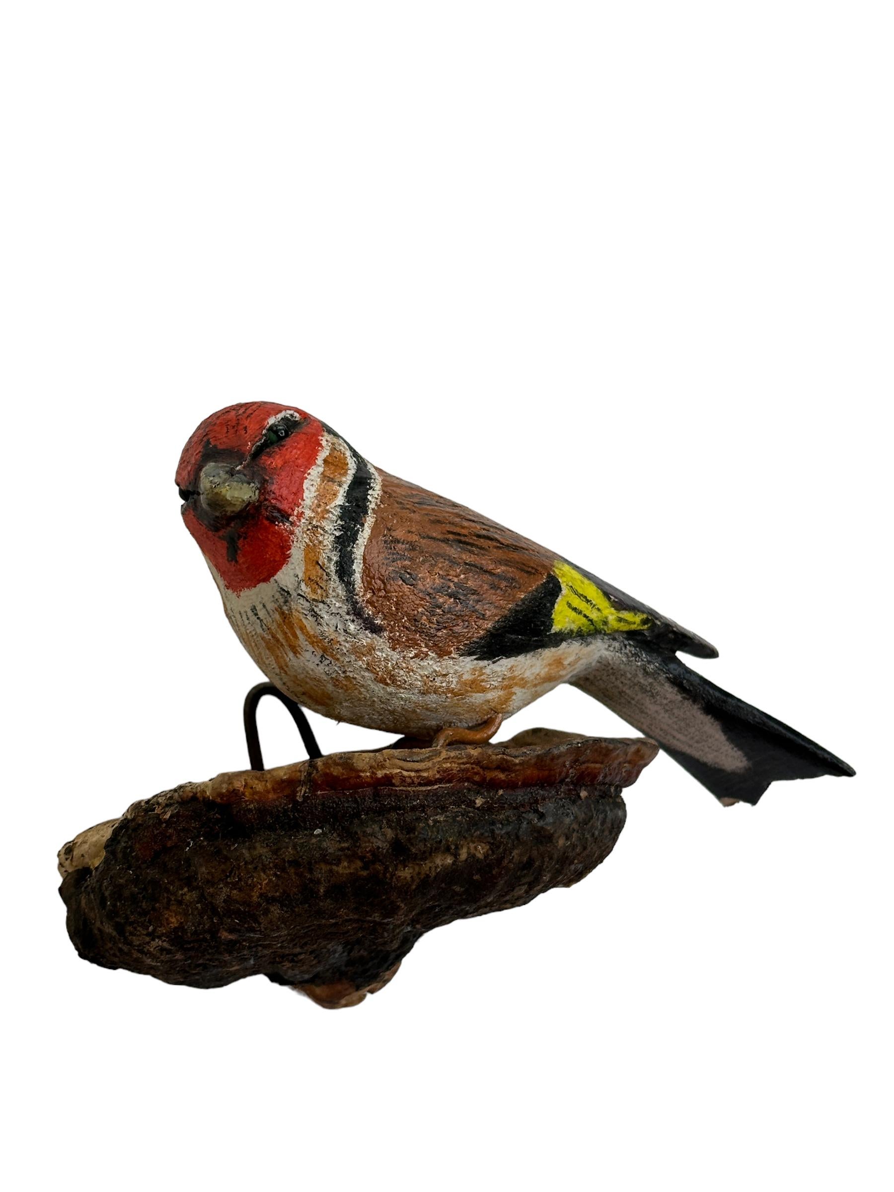 Magnifique oiseau de taille moyenne en bois sculpté du 20e siècle autrichien, monté sur un support pour être suspendu. La tradition de ces oiseaux en Autriche, appelés 