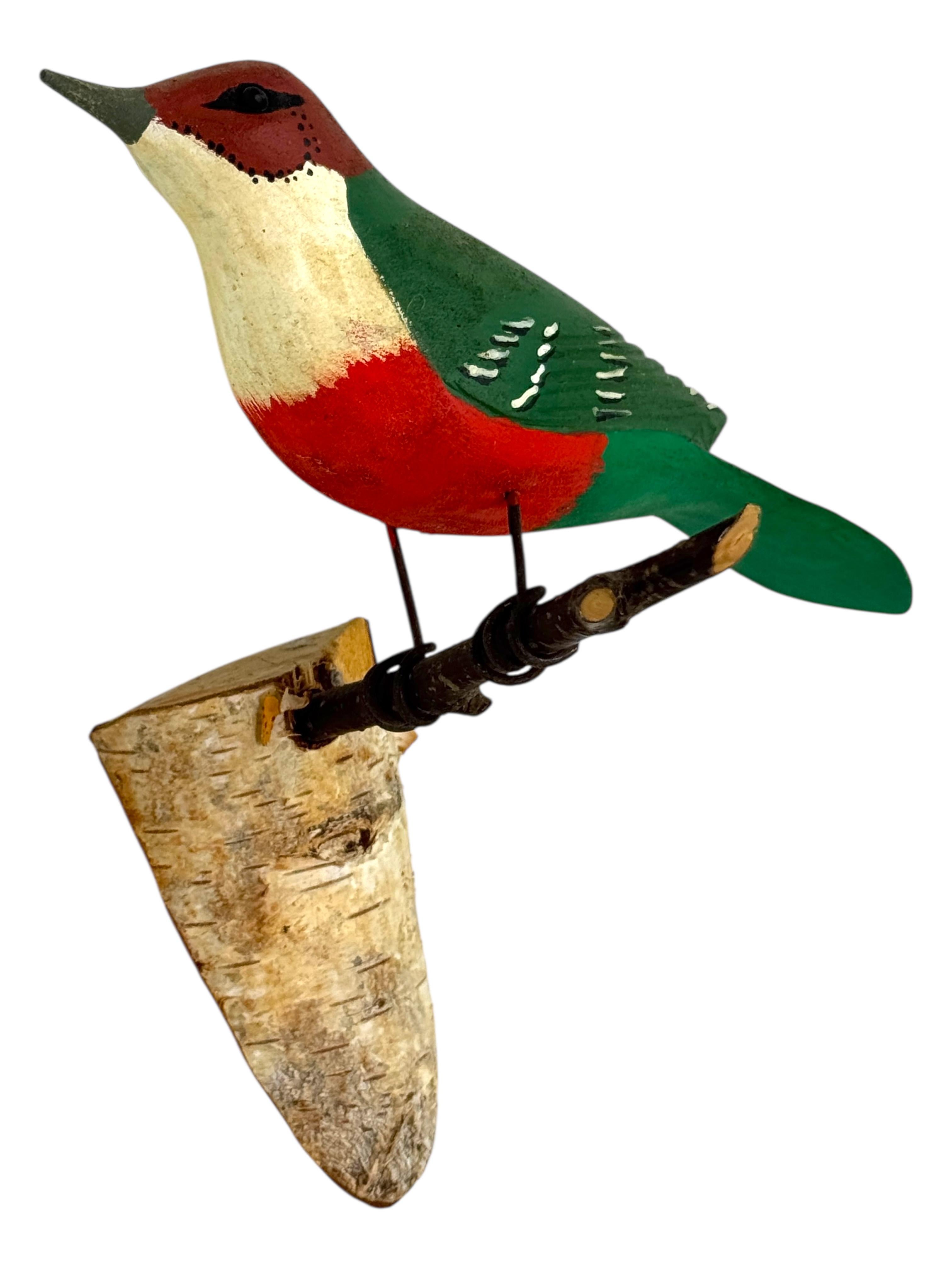 Un bellissimo uccello austriaco in legno intagliato dell'inizio del XX secolo, montato su un supporto da appendere. La tradizione di questi uccelli in Austria, chiamati 