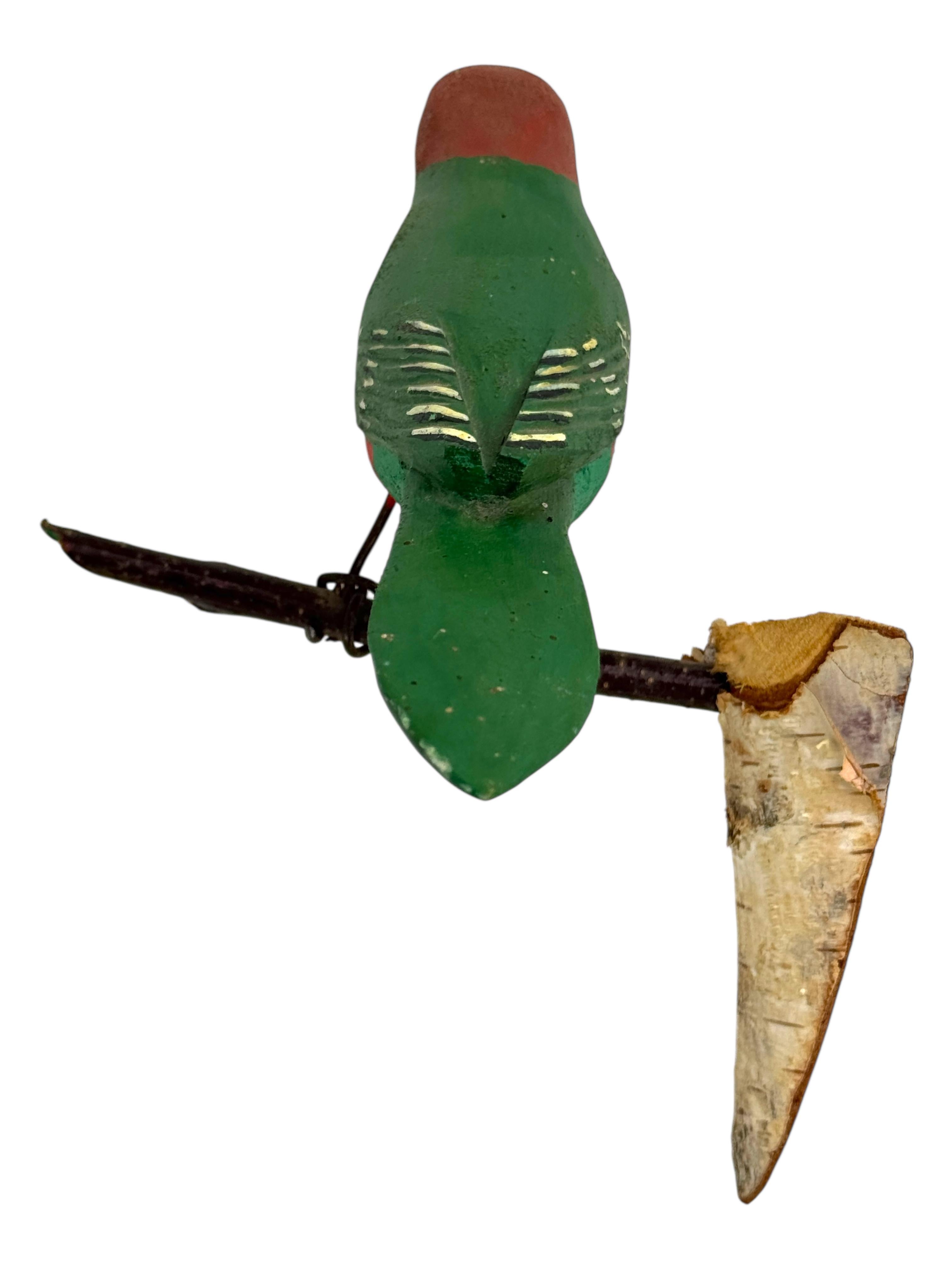 Austriaco Bellissimo uccello in legno intagliato a mano Vichtauer, Black Forest Folk Art, Austria, anni '1930 in vendita