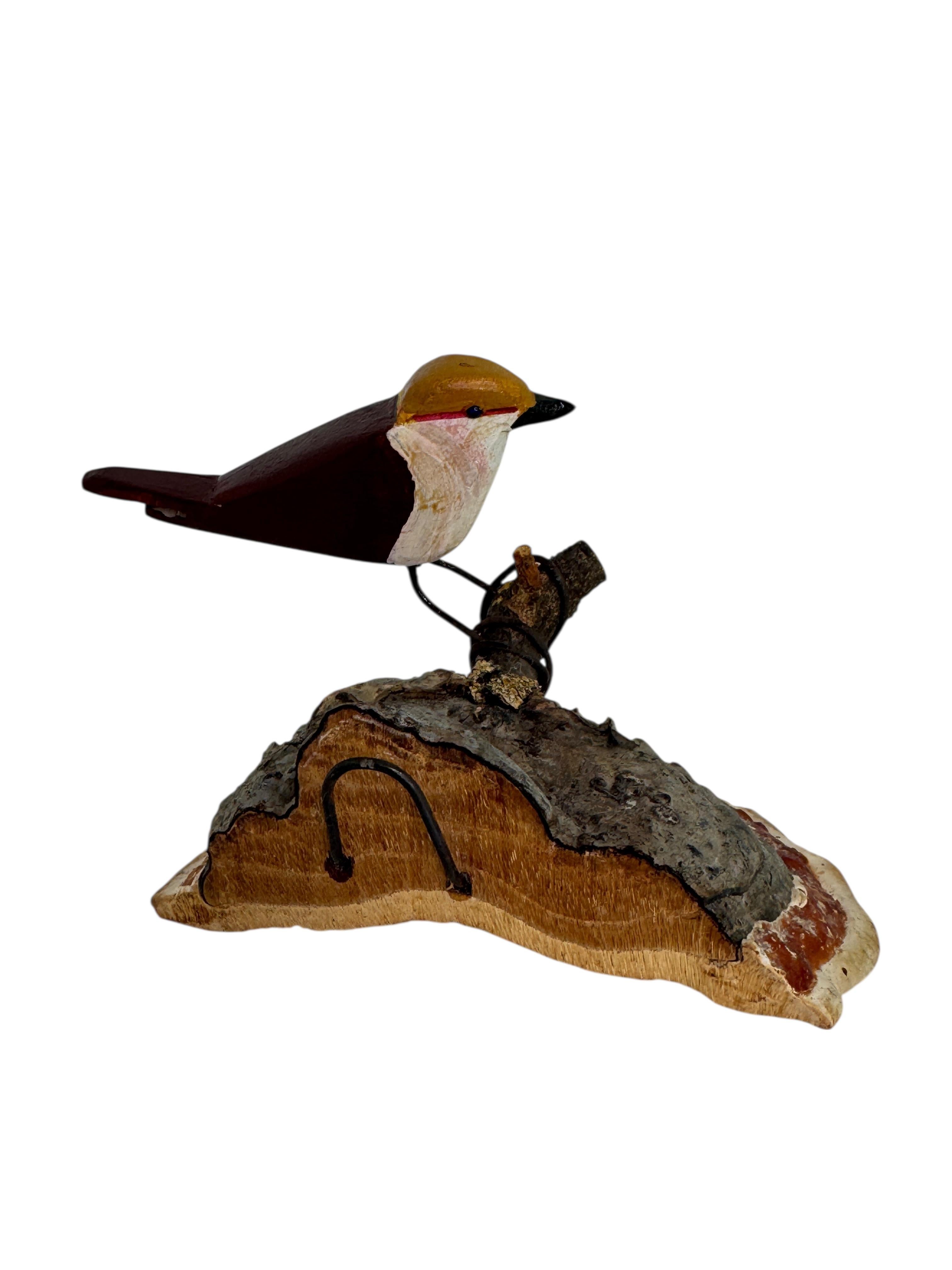 Intagliato a mano Bellissimo uccello in legno intagliato a mano Vichtauer, Black Forest Folk Art, Austria, anni '1950 in vendita