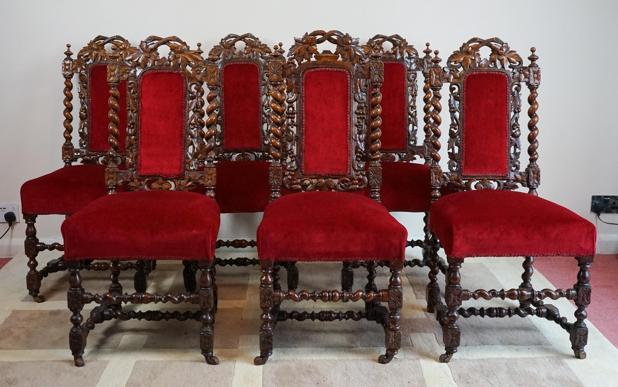 Nous avons le plaisir de vous proposer à la vente ces superbes chaises de salle à manger de style jacobéen en chêne lourdement sculpté, dont l'assise et le dossier sont recouverts d'un tissu rouge.  et rempli de crin de cheval . Nous datons ce
