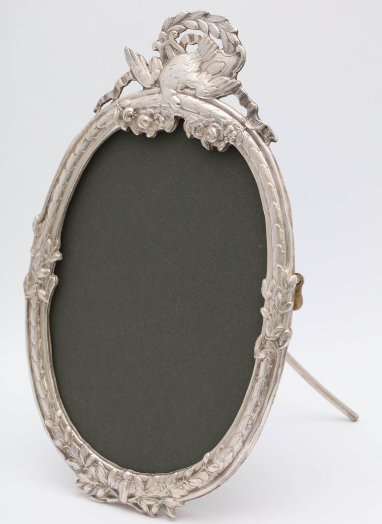 Beautiful Victorian Continental Silver '.800' Oval Picture Frame In Excellent Condition For Sale In New York, NY