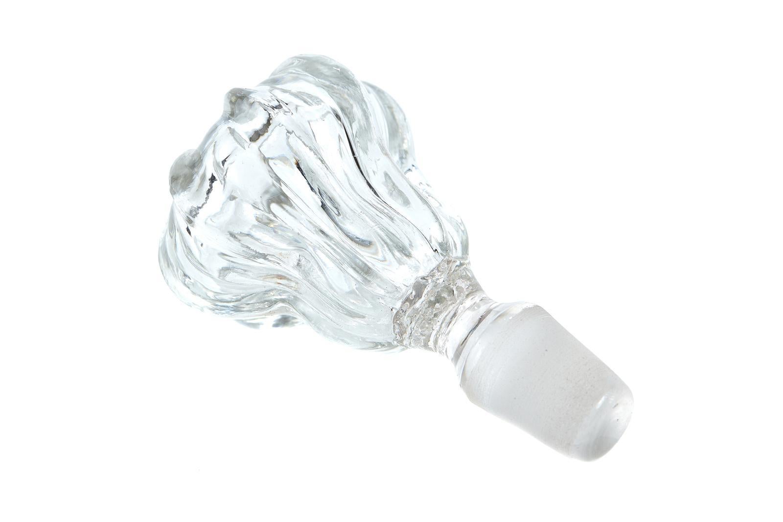 Preciosa jarra victoriana de cristal tallado con una forma inusual en forma de campana. Decantador original con tapón original que data aproximadamente de la década de 1860. Precioso estado.