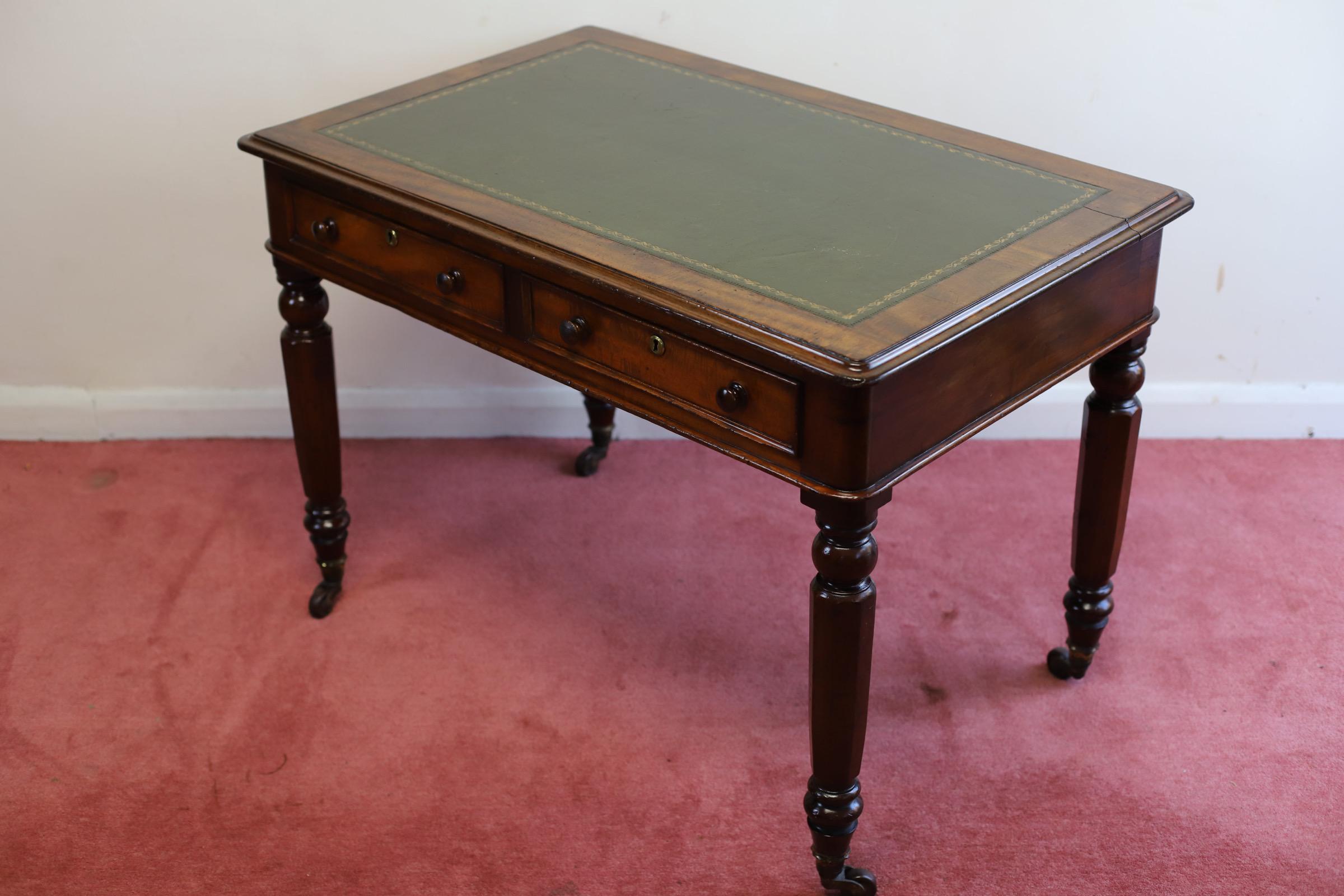 Beautiful Victorian  Leather Top Writing Table  In Good Condition For Sale In Crawley, GB