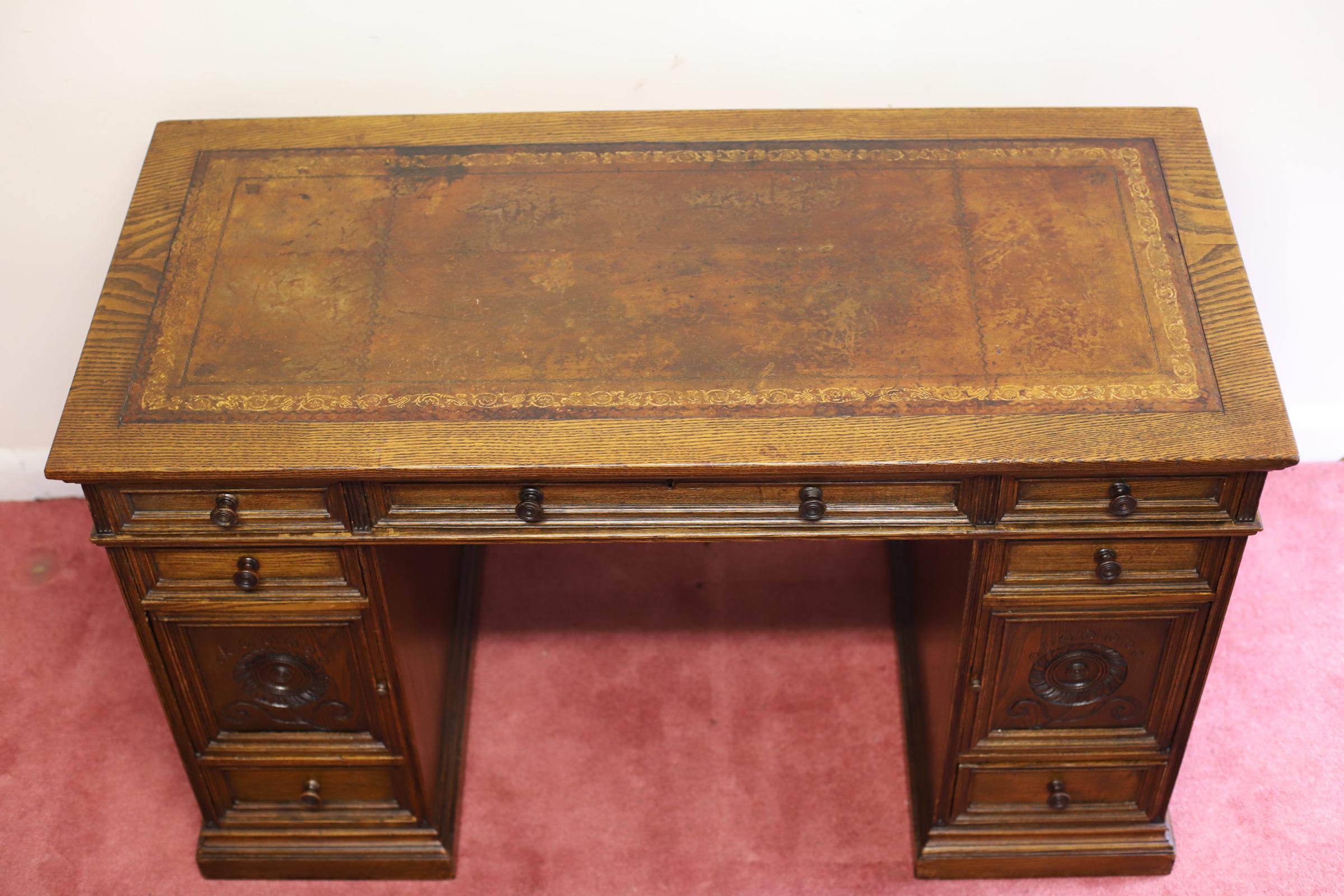 Beautiful Victorian Oak Pedestal Desk Made By Howard&Sons  For Sale 4