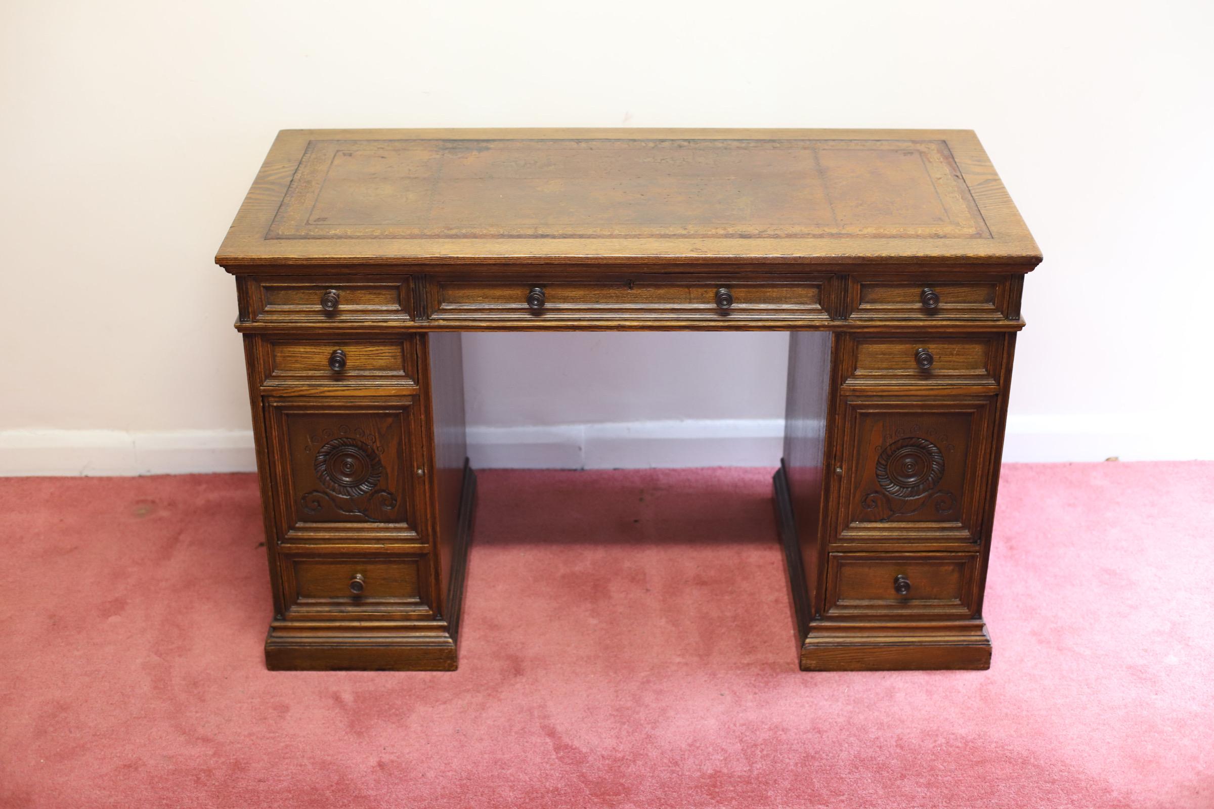 Beautiful Victorian Oak Pedestal Desk Made By Howard&Sons  For Sale 5