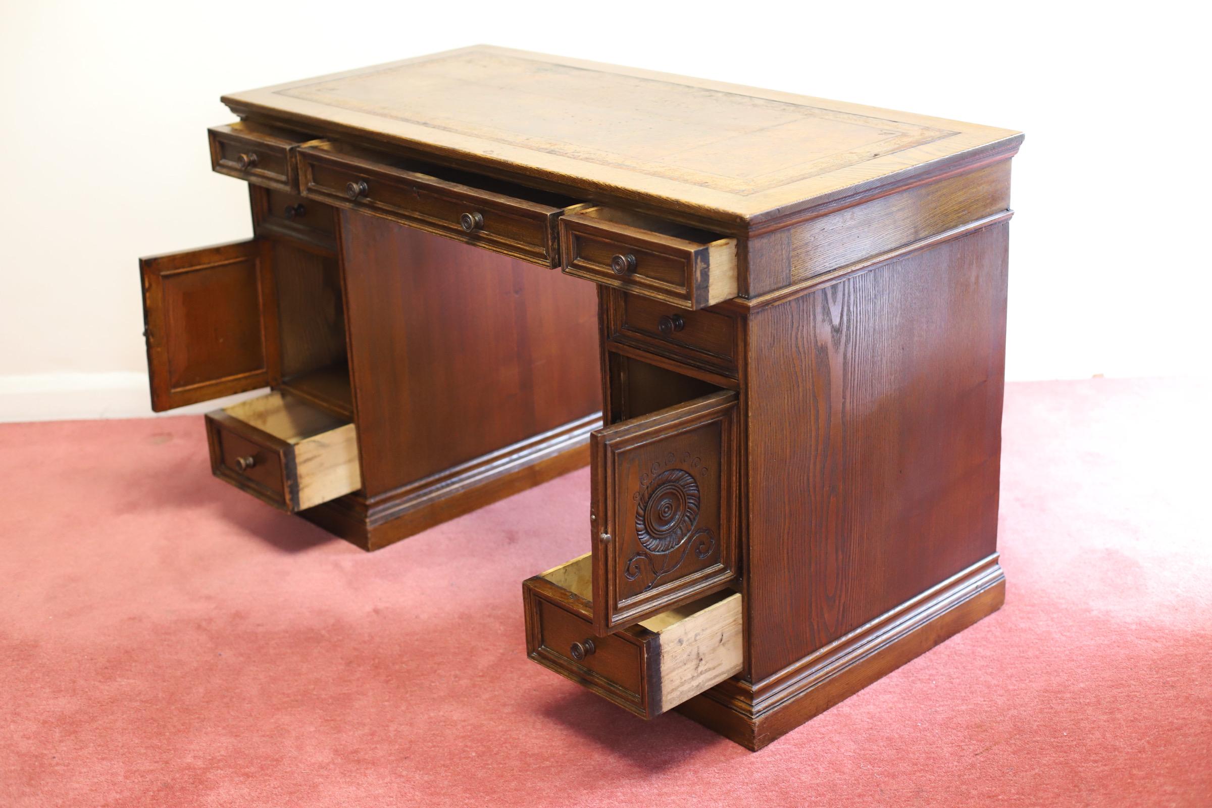 Beautiful Victorian Oak Pedestal Desk Made By Howard&Sons  For Sale 9
