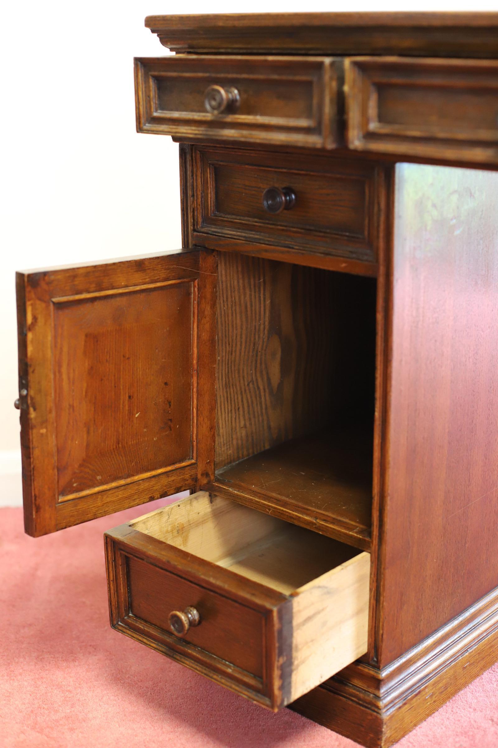 Beautiful Victorian Oak Pedestal Desk Made By Howard&Sons  For Sale 10