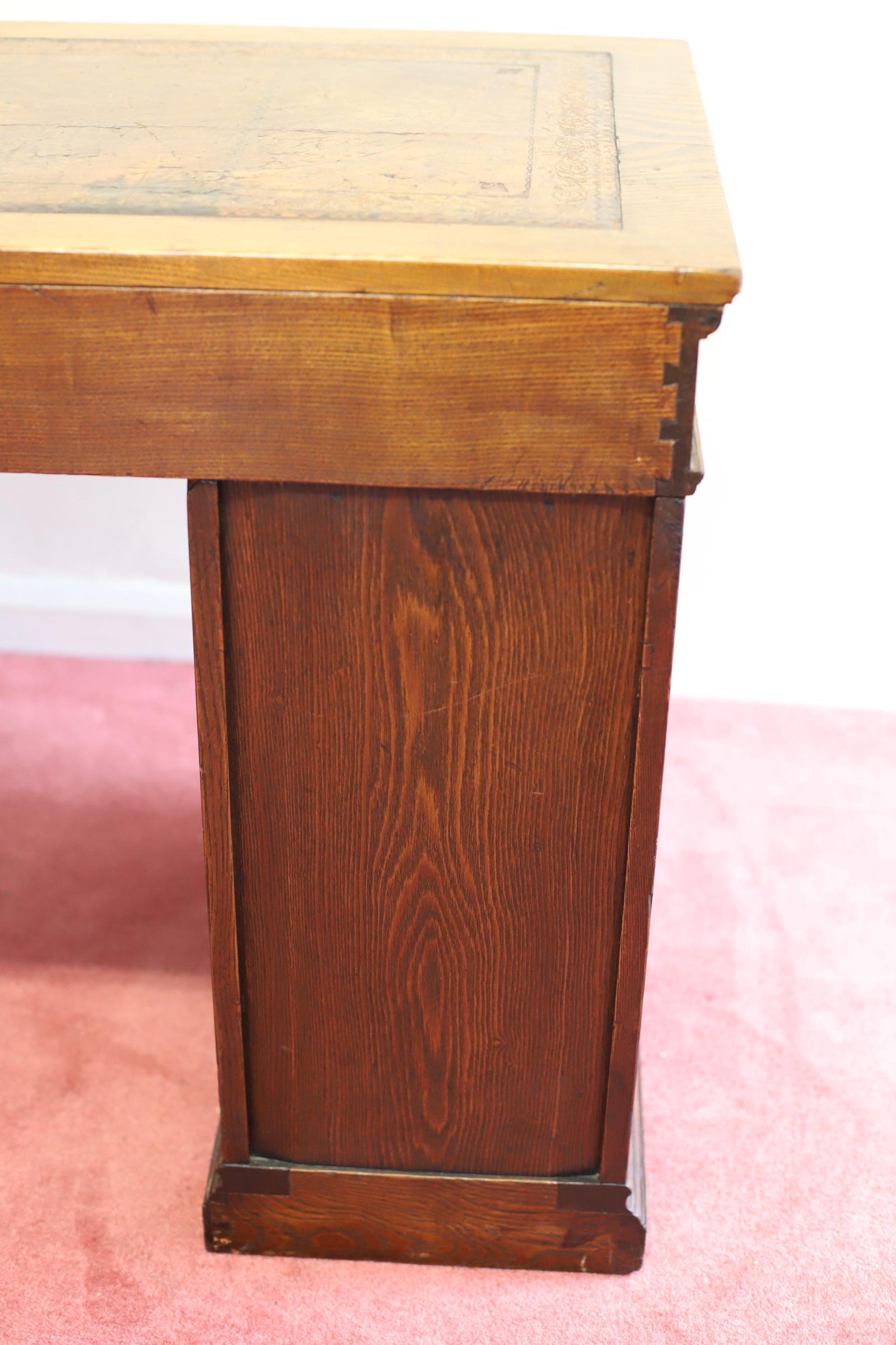Beautiful Victorian Oak Pedestal Desk Made By Howard&Sons  For Sale 11