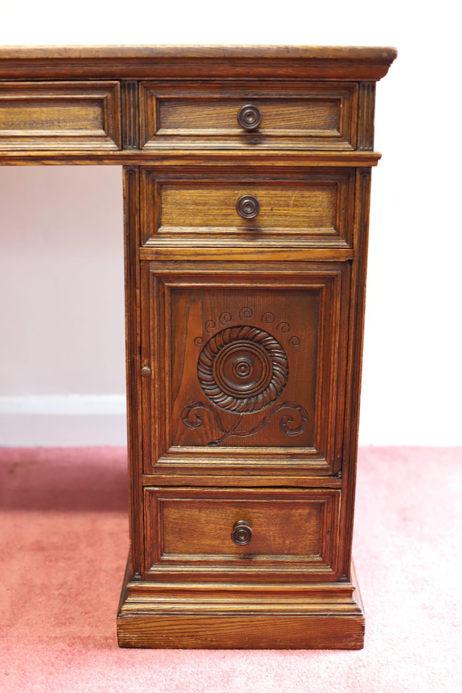 Late Victorian Beautiful Victorian Oak Pedestal Desk Made By Howard&Sons  For Sale