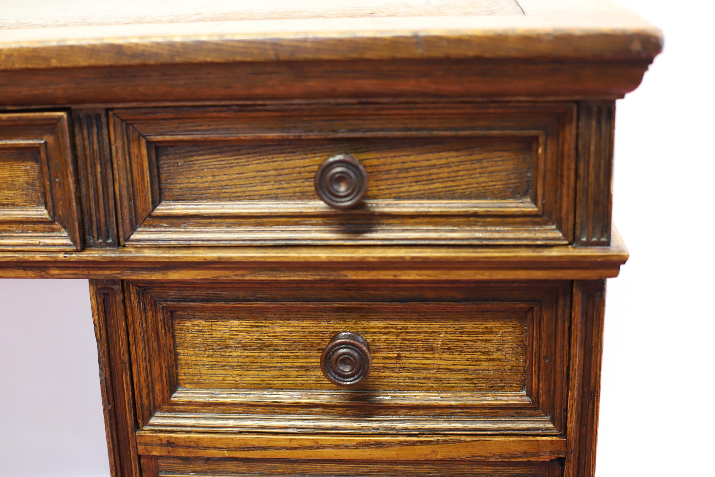 British Beautiful Victorian Oak Pedestal Desk Made By Howard&Sons  For Sale