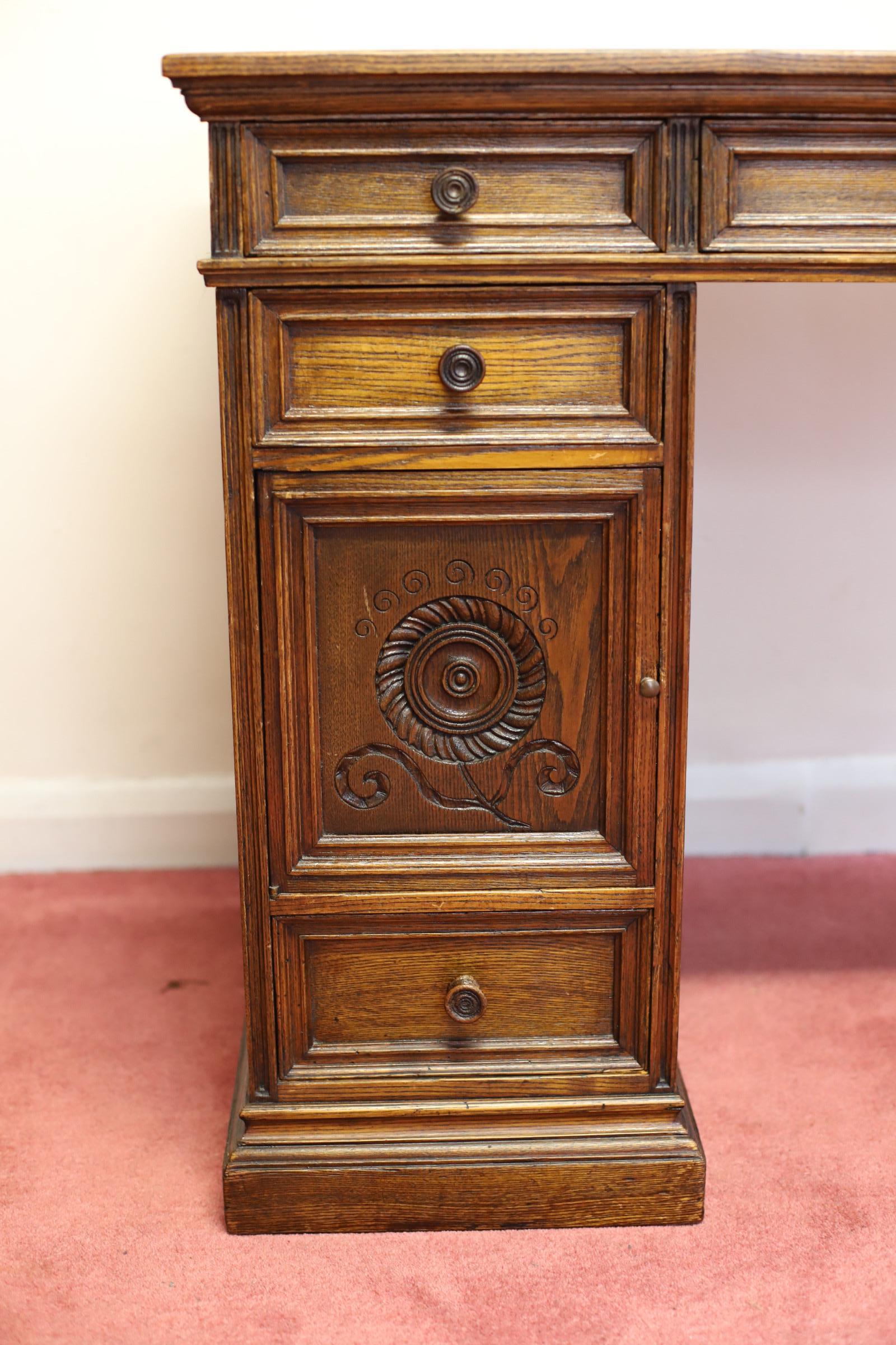 19th Century Beautiful Victorian Oak Pedestal Desk Made By Howard&Sons  For Sale