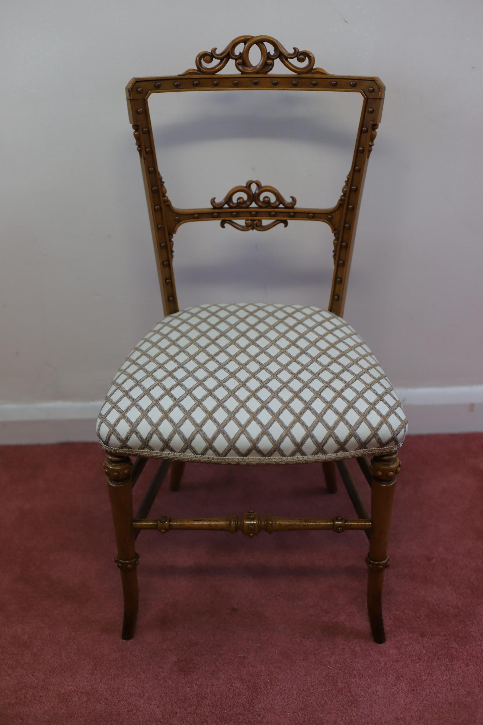 We delight to offer for sale this beautiful  Victorian Satin Walnut  bedroom  small chair , in original condition . 

Don't hesitate to contact me if you have any questions.
Please have a closer look at the pictures because they form part of the